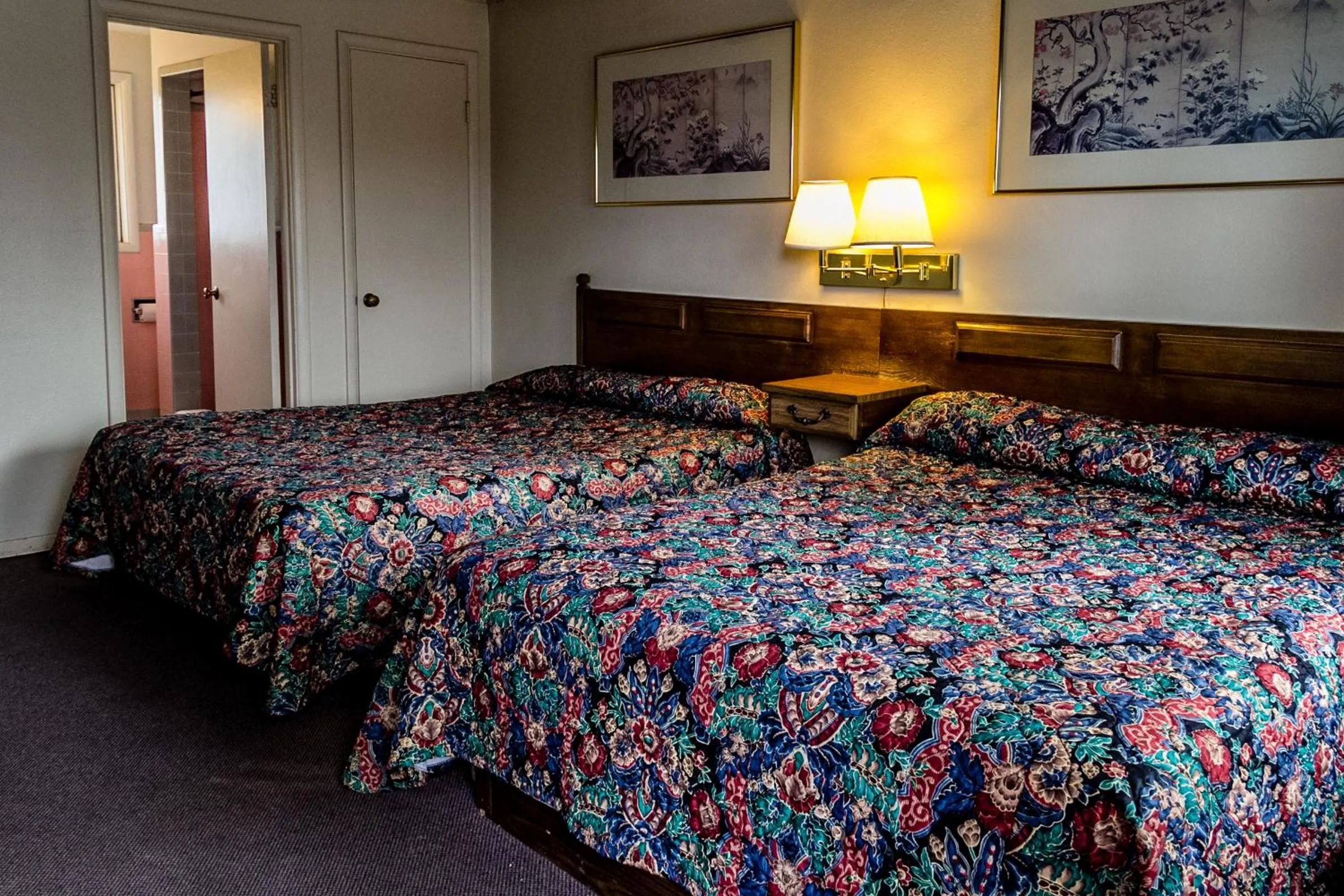 Bed in Lakeview Lodge Motel