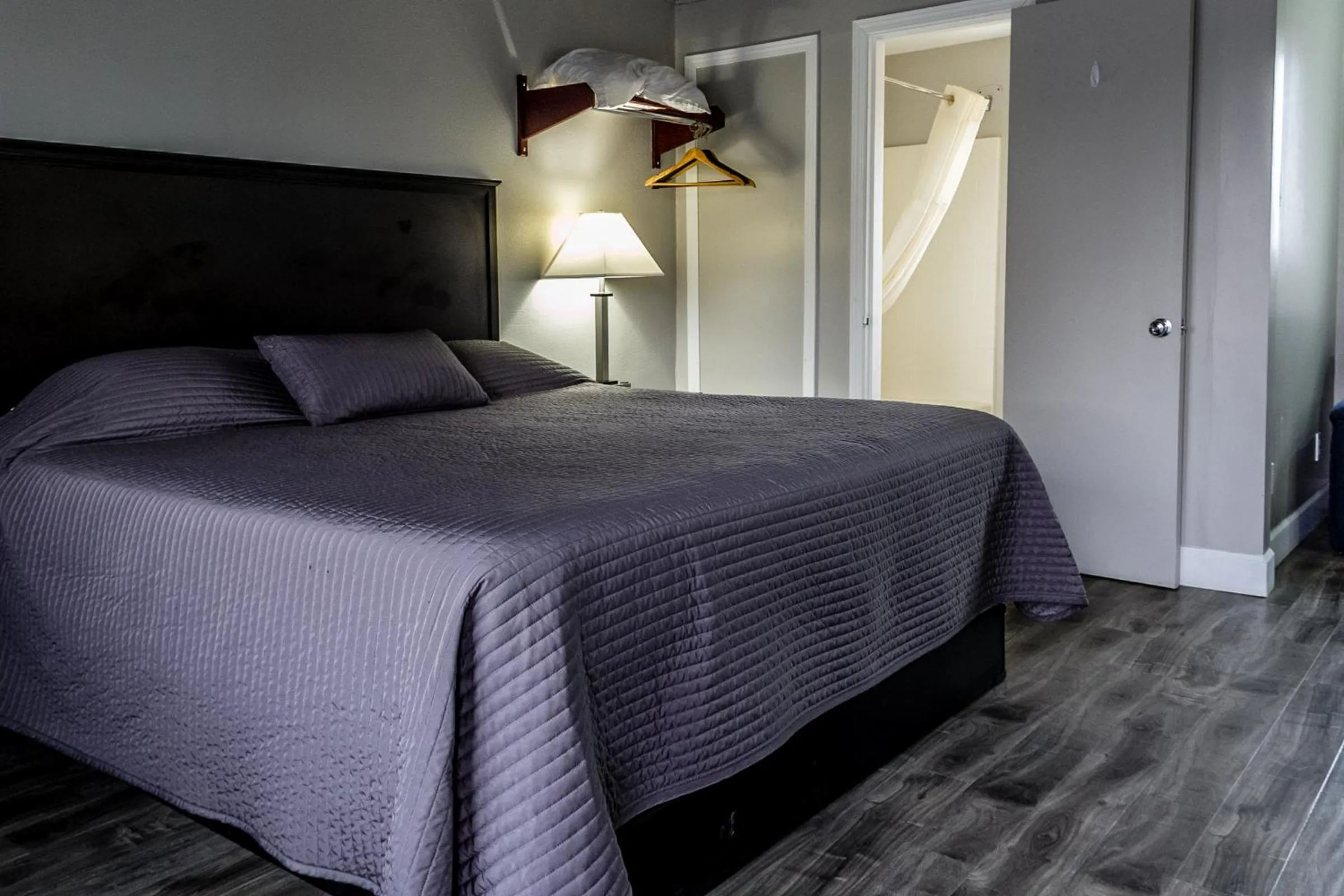 Bed in Lakeview Lodge Motel