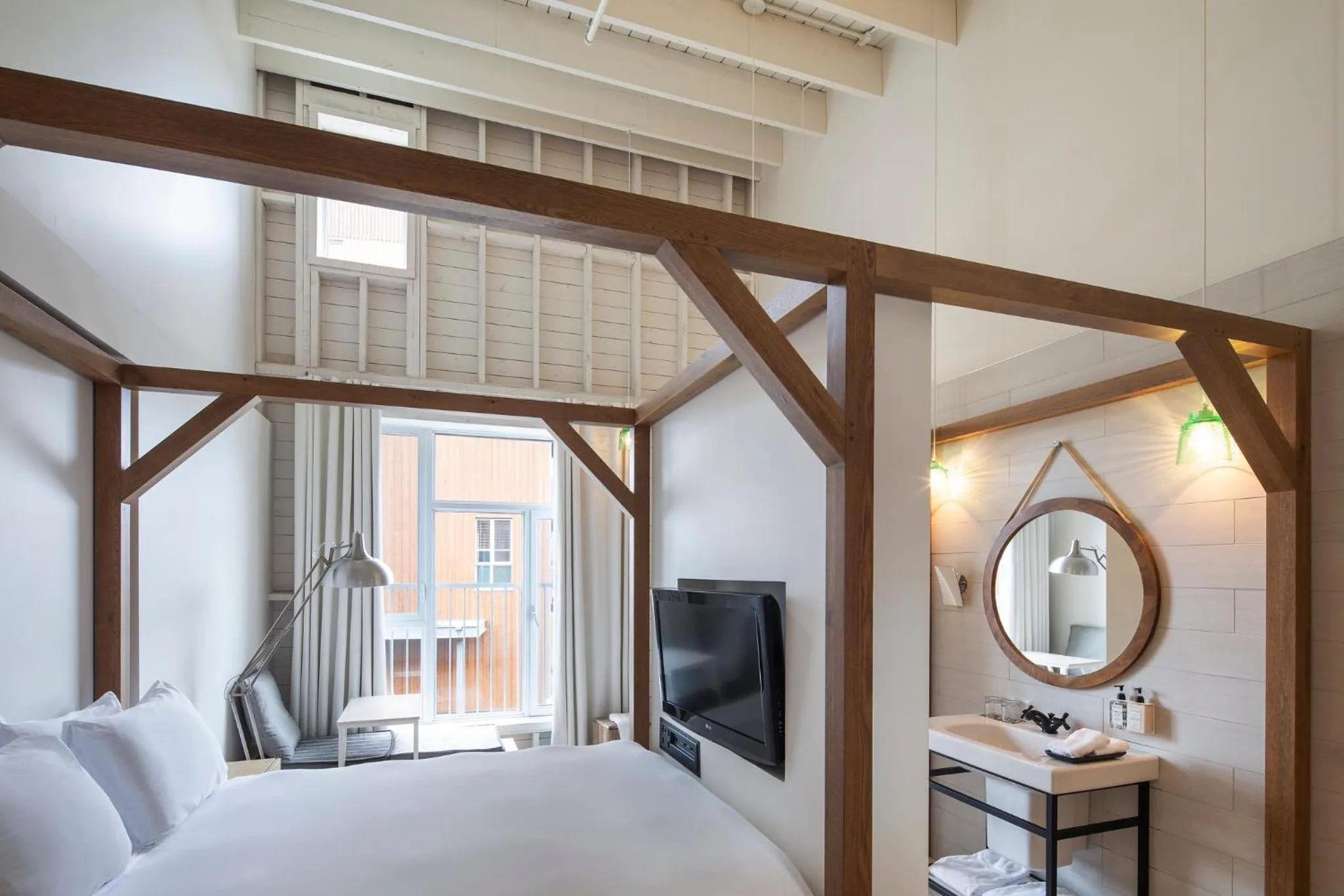 Bed in Hôtel & Spa Le Germain Charlevoix