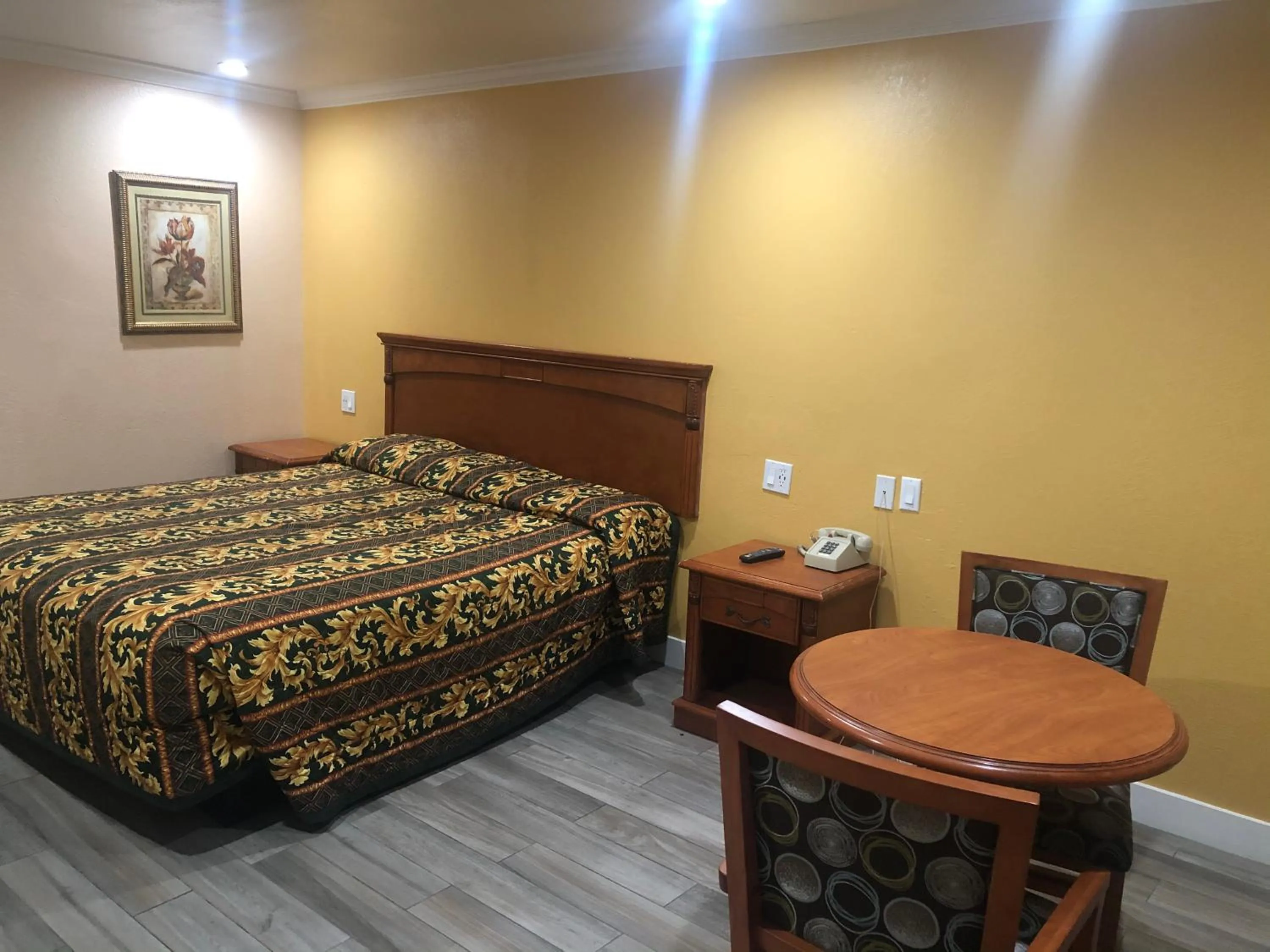 Bed in Economy Inn near Ontario Airport - Chino