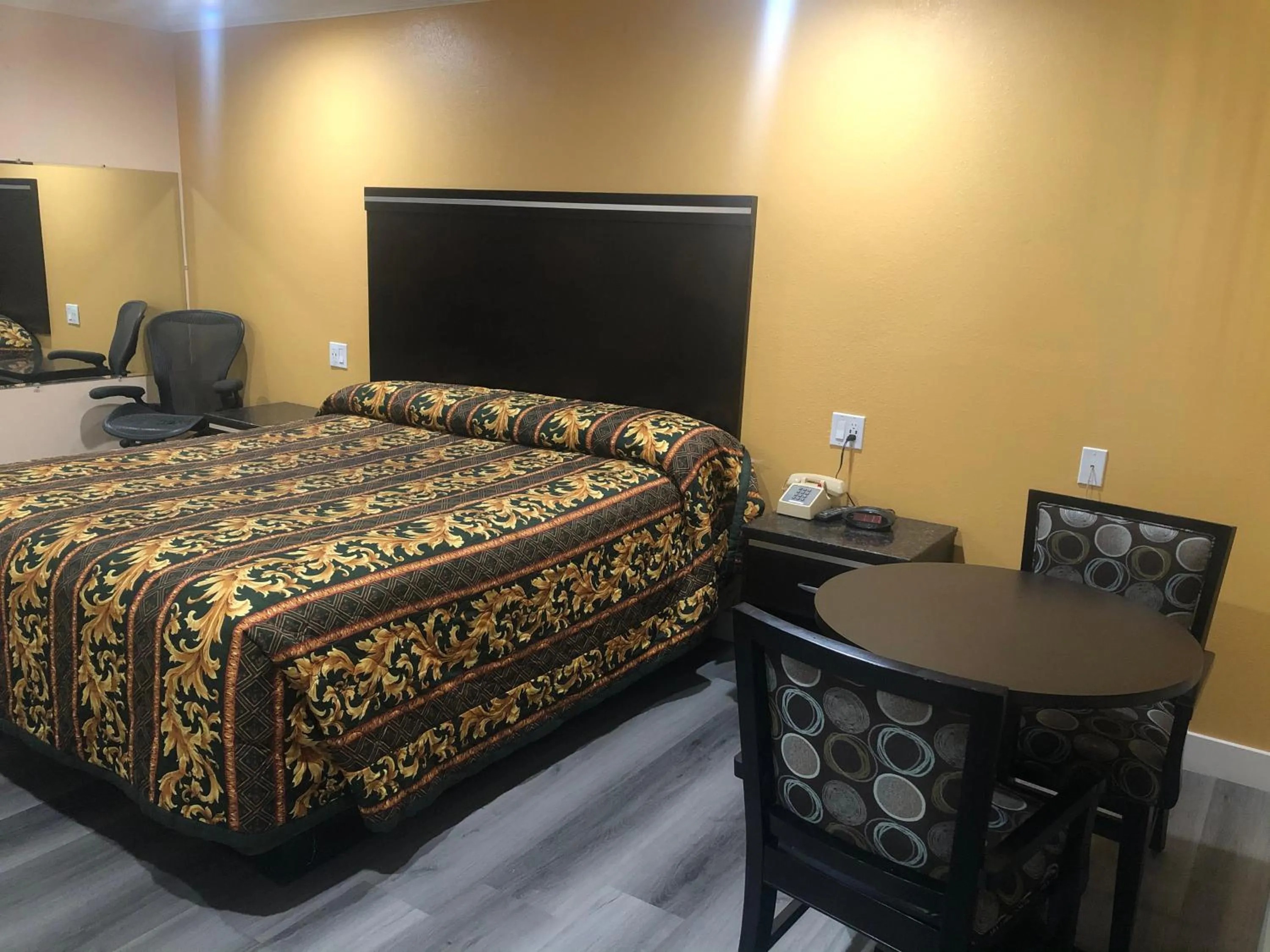 Bed in Economy Inn near Ontario Airport - Chino