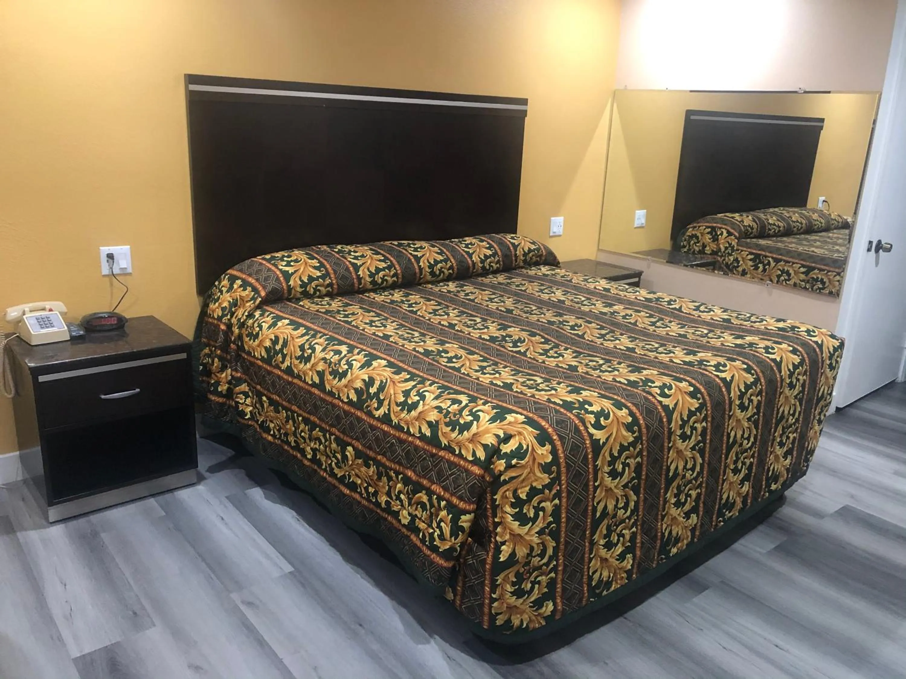 Bed in Economy Inn near Ontario Airport - Chino