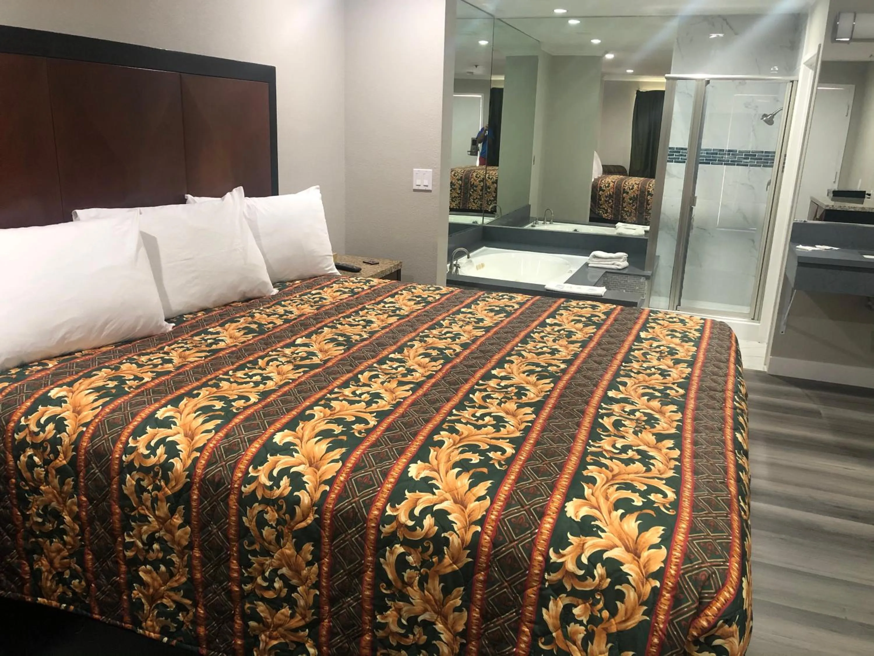 Bed in Economy Inn near Ontario Airport - Chino