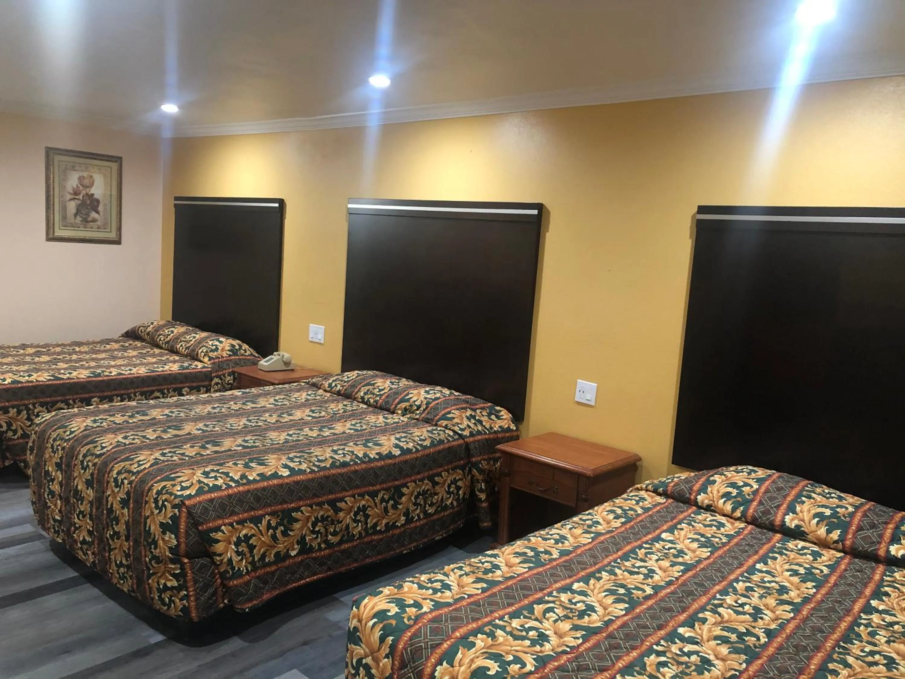 Bed in Economy Inn near Ontario Airport - Chino