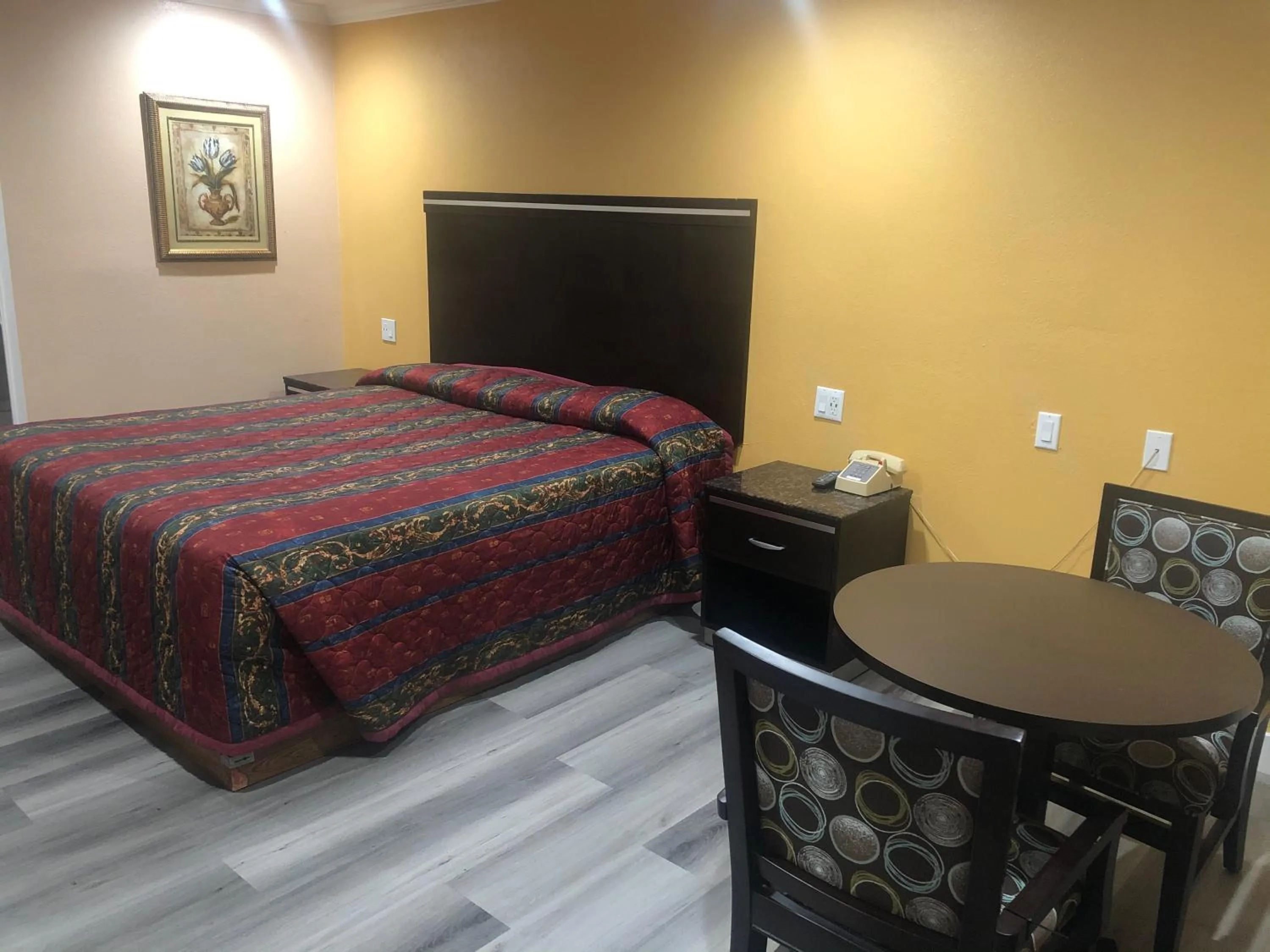 Bed in Economy Inn near Ontario Airport - Chino