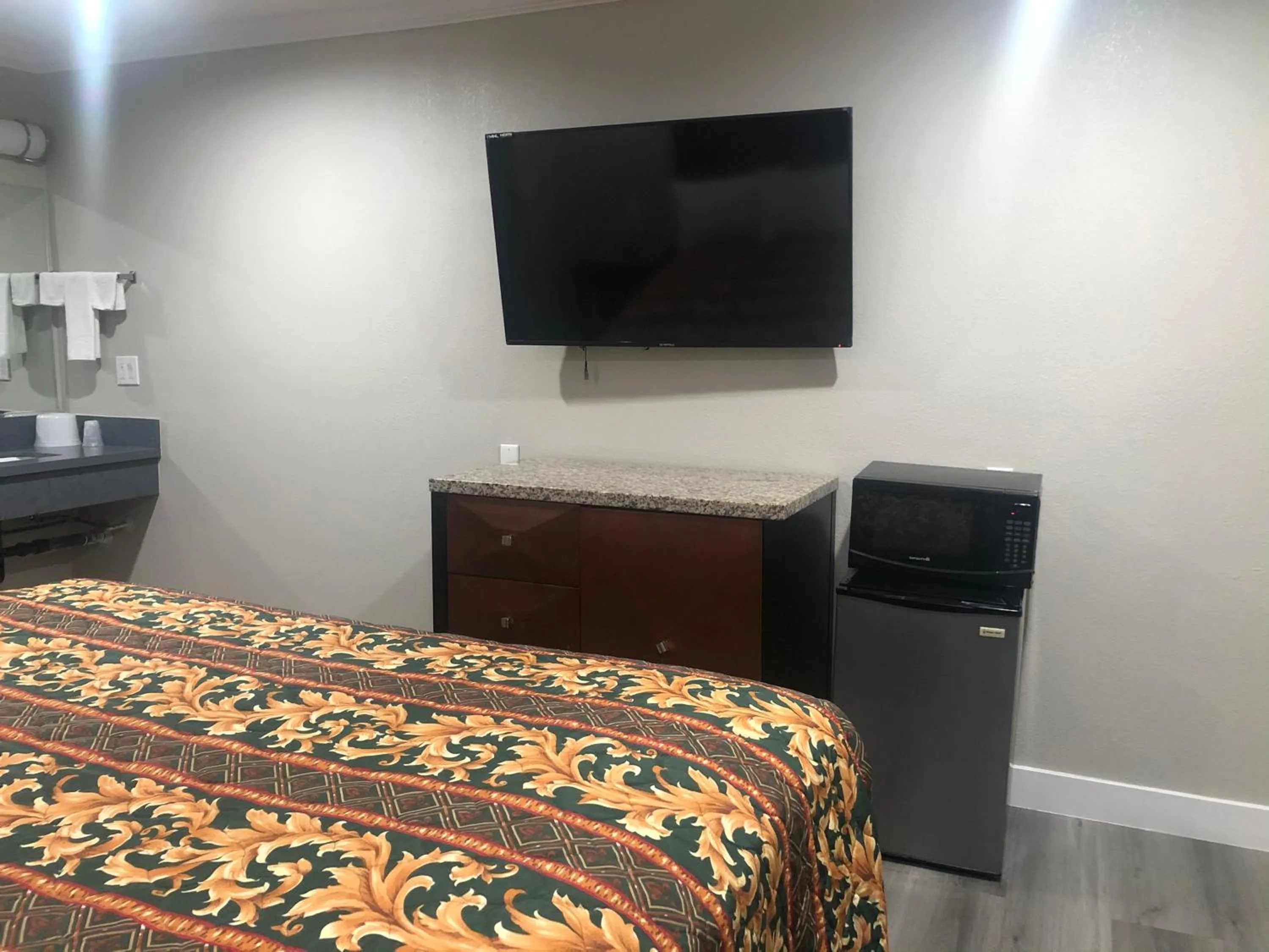 Bed in Economy Inn near Ontario Airport - Chino