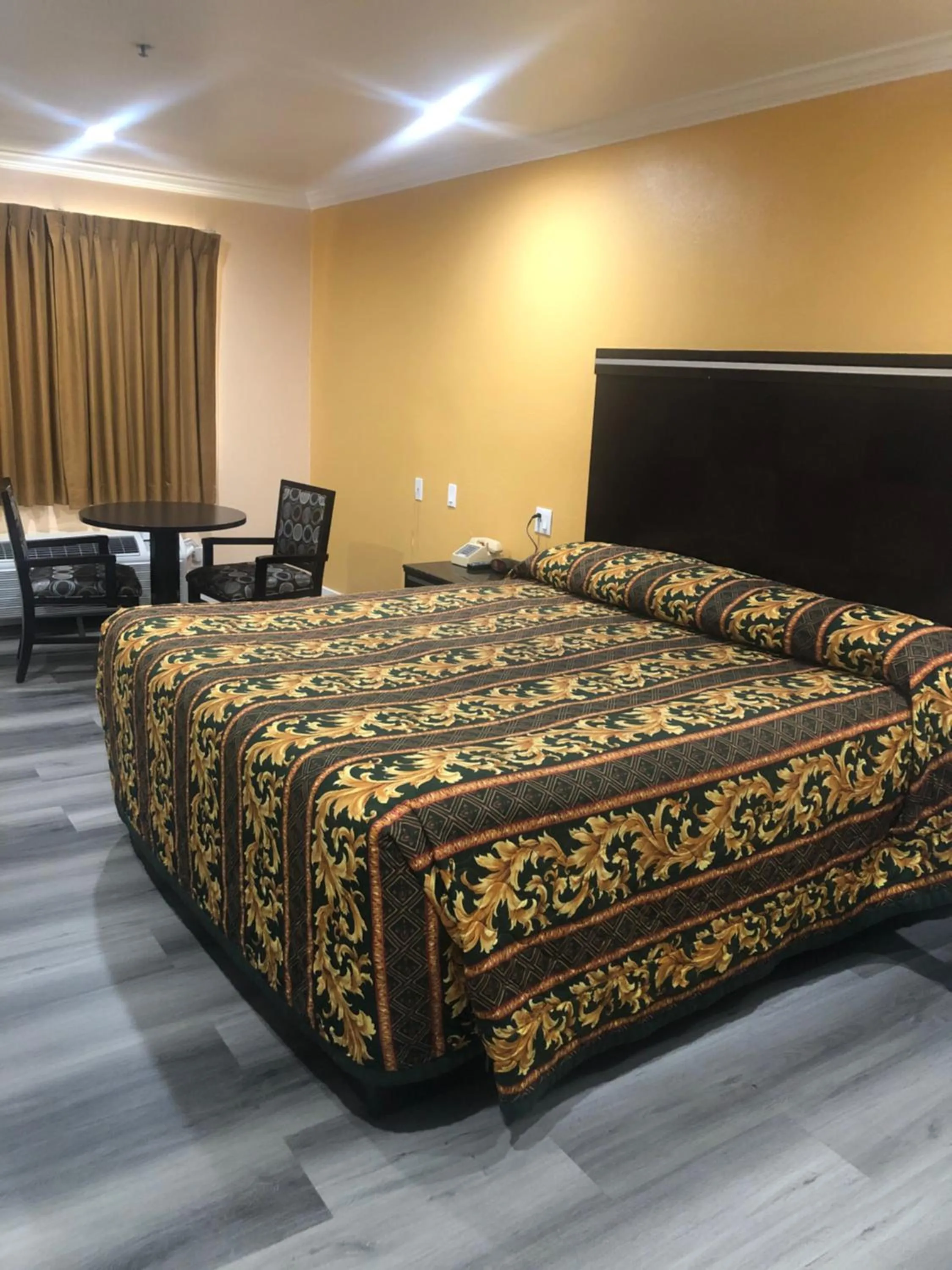 Bed in Economy Inn near Ontario Airport - Chino