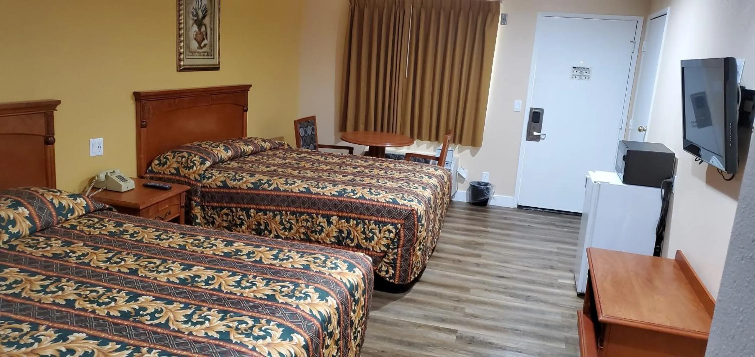 Bed in Economy Inn near Ontario Airport - Chino