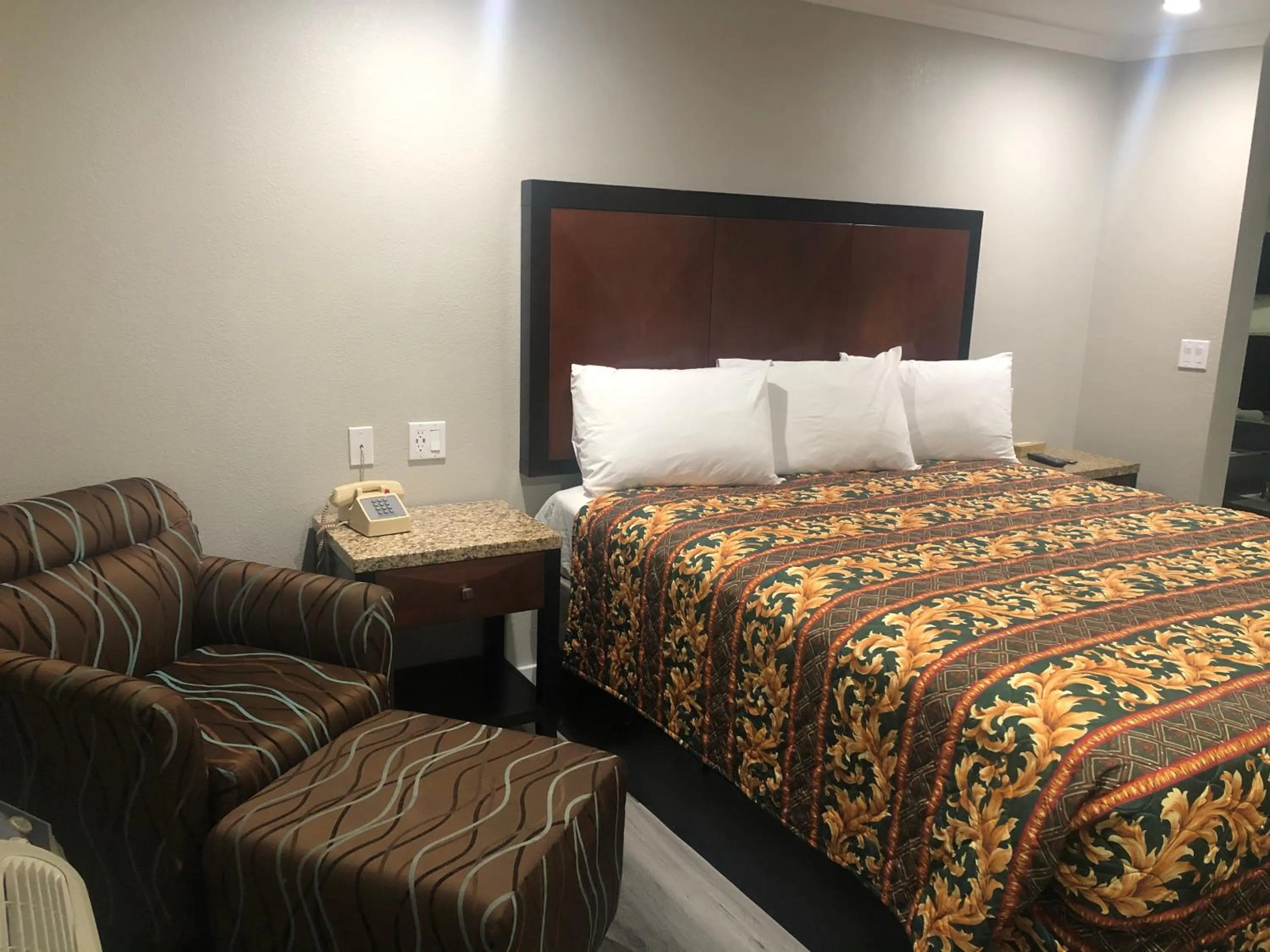 Bed in Economy Inn near Ontario Airport - Chino