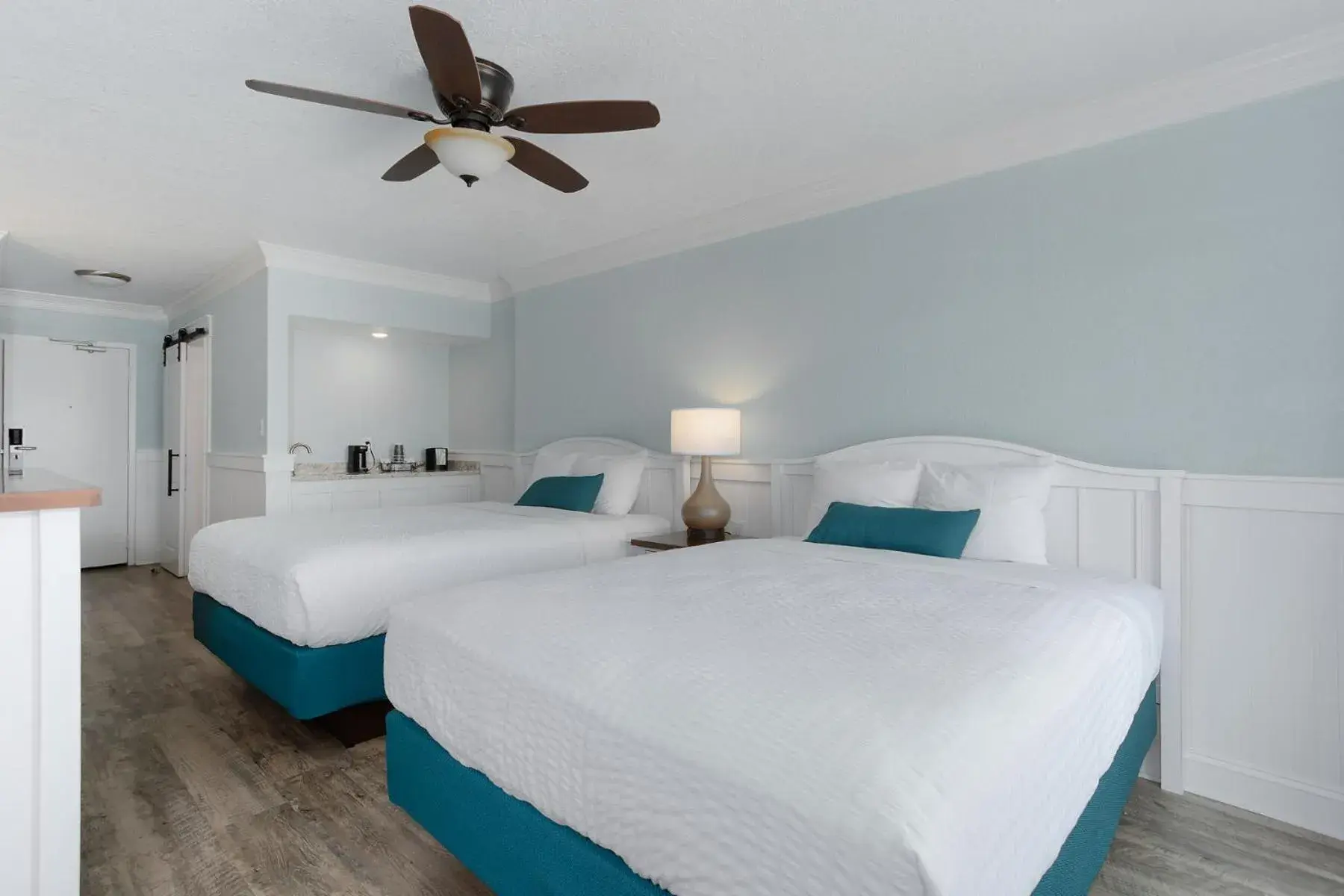 Premium - 2 Queen Beds Oceanfront - 4 Seasons - No Pets in John Yancey Oceanfront Inn Premium - 2 Queen Beds Oceanfront - 4 Seasons - No Pets in John Yancey Oceanfront Inn