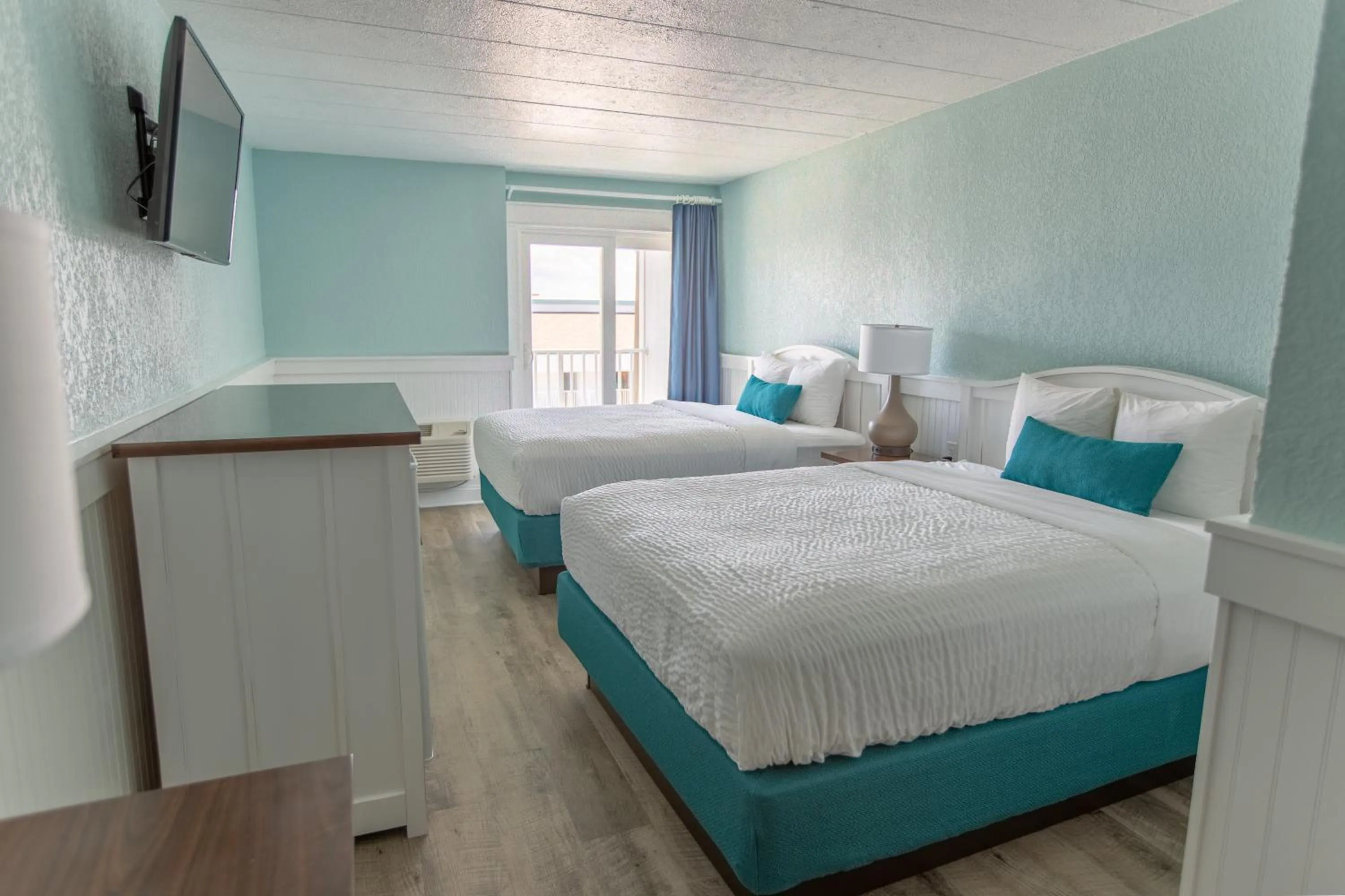 Photo of the whole room, Bed in John Yancey Oceanfront Inn