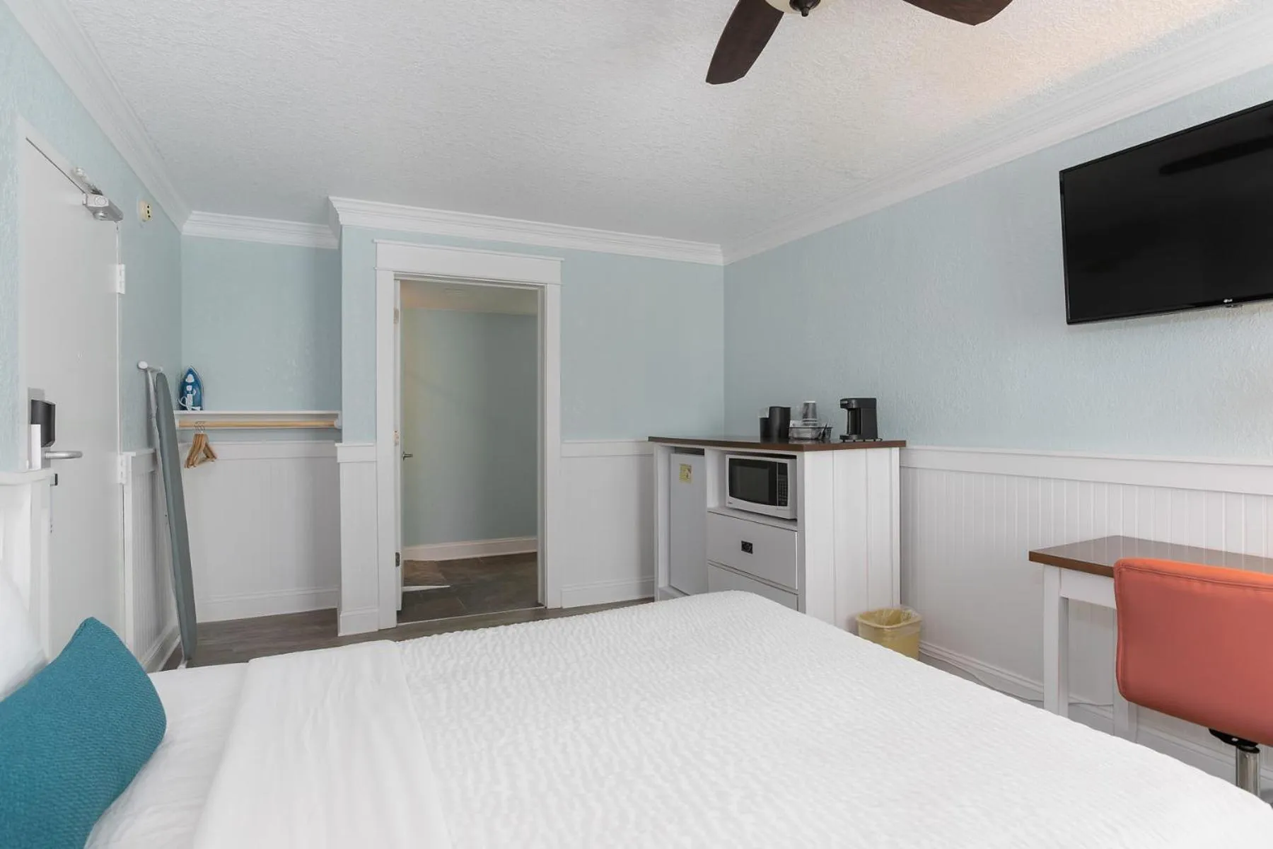 Bed in John Yancey Oceanfront Inn