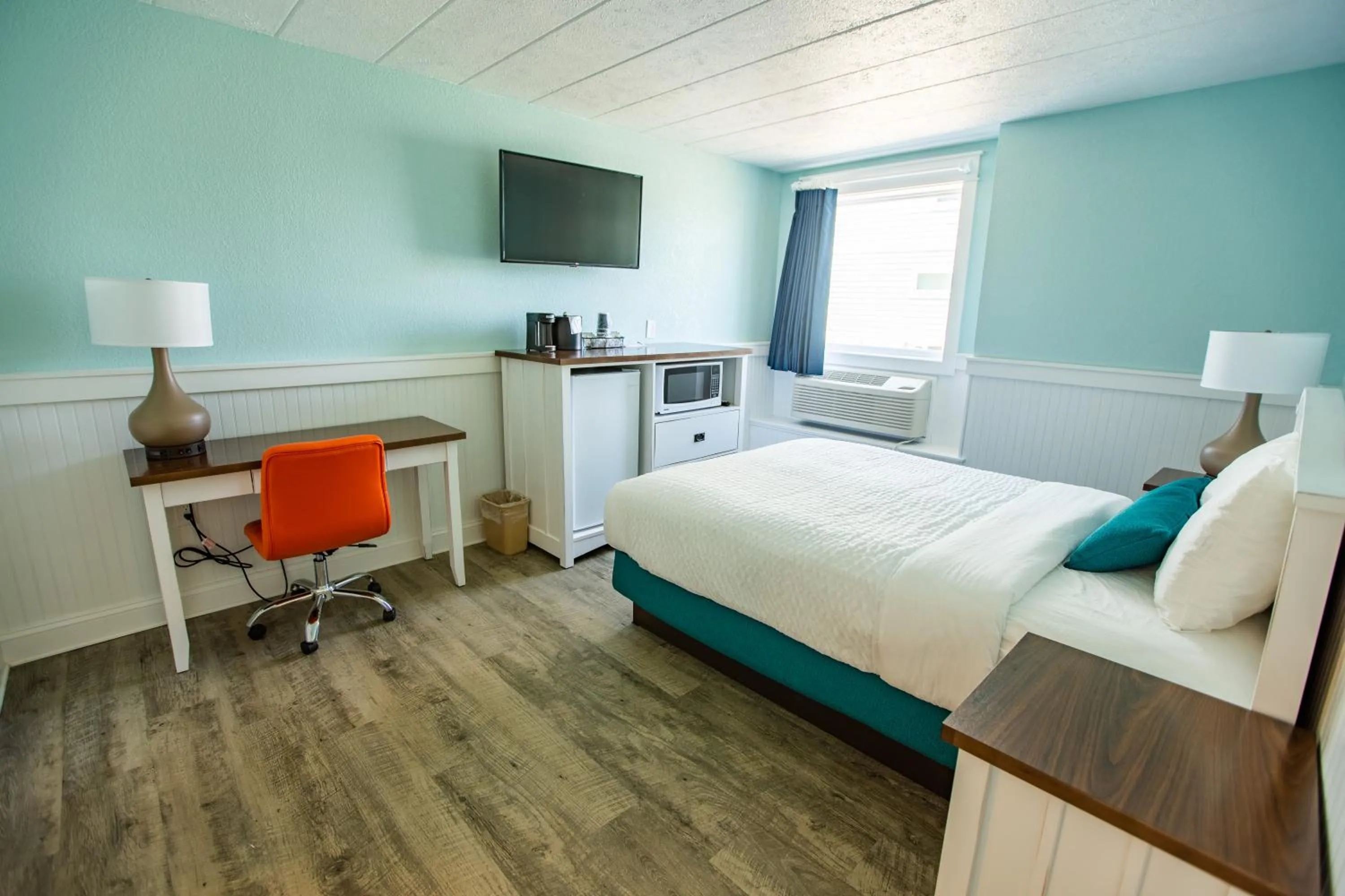 Bed in John Yancey Oceanfront Inn