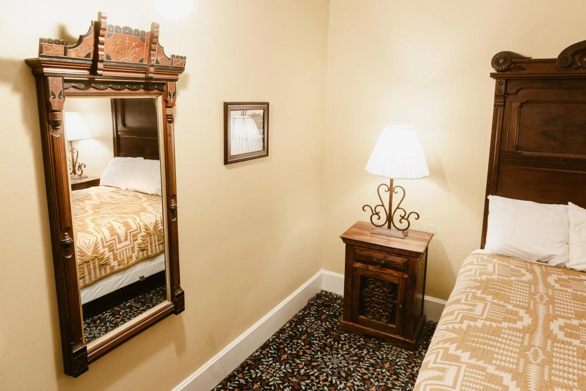Bedroom, Bed in Historic Plaza Hotel