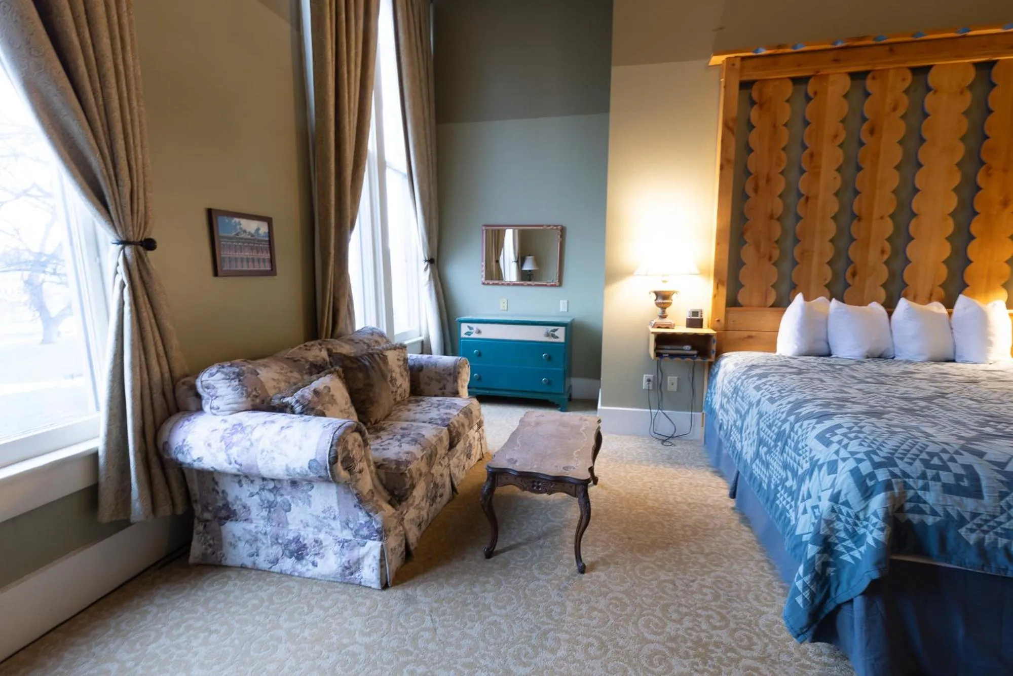 Seating area, Bed in Historic Plaza Hotel