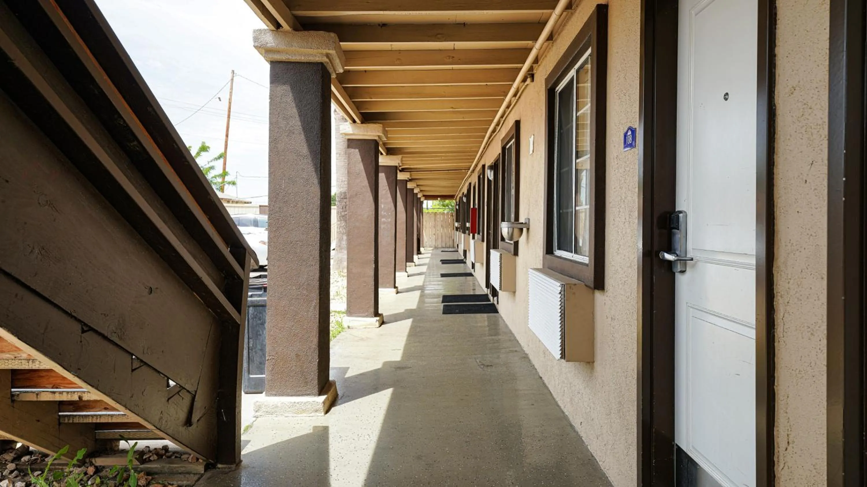 Day in Americas Best Value Inn, Antioch