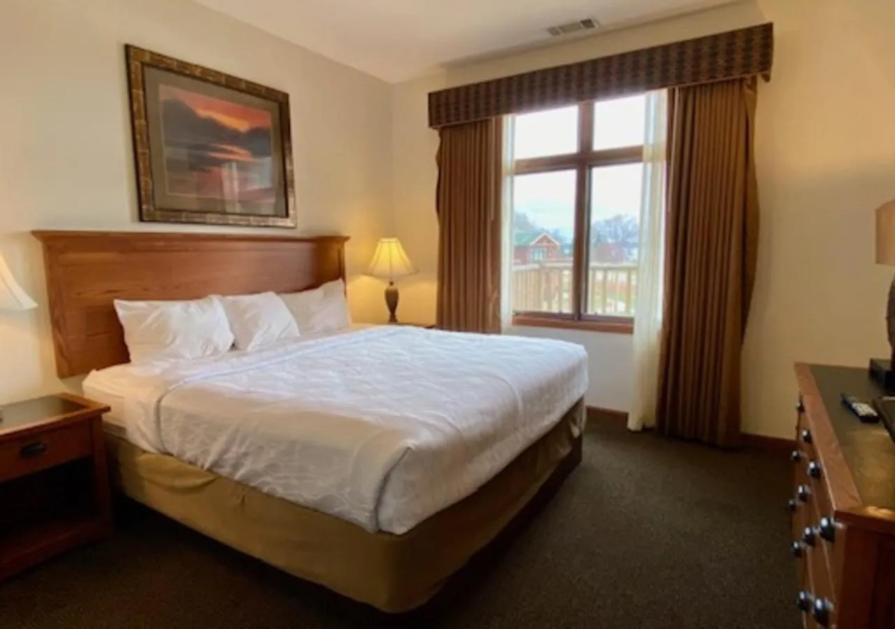 Bed in Arrowwood Resort Hotel and Conference Center - Alexandria