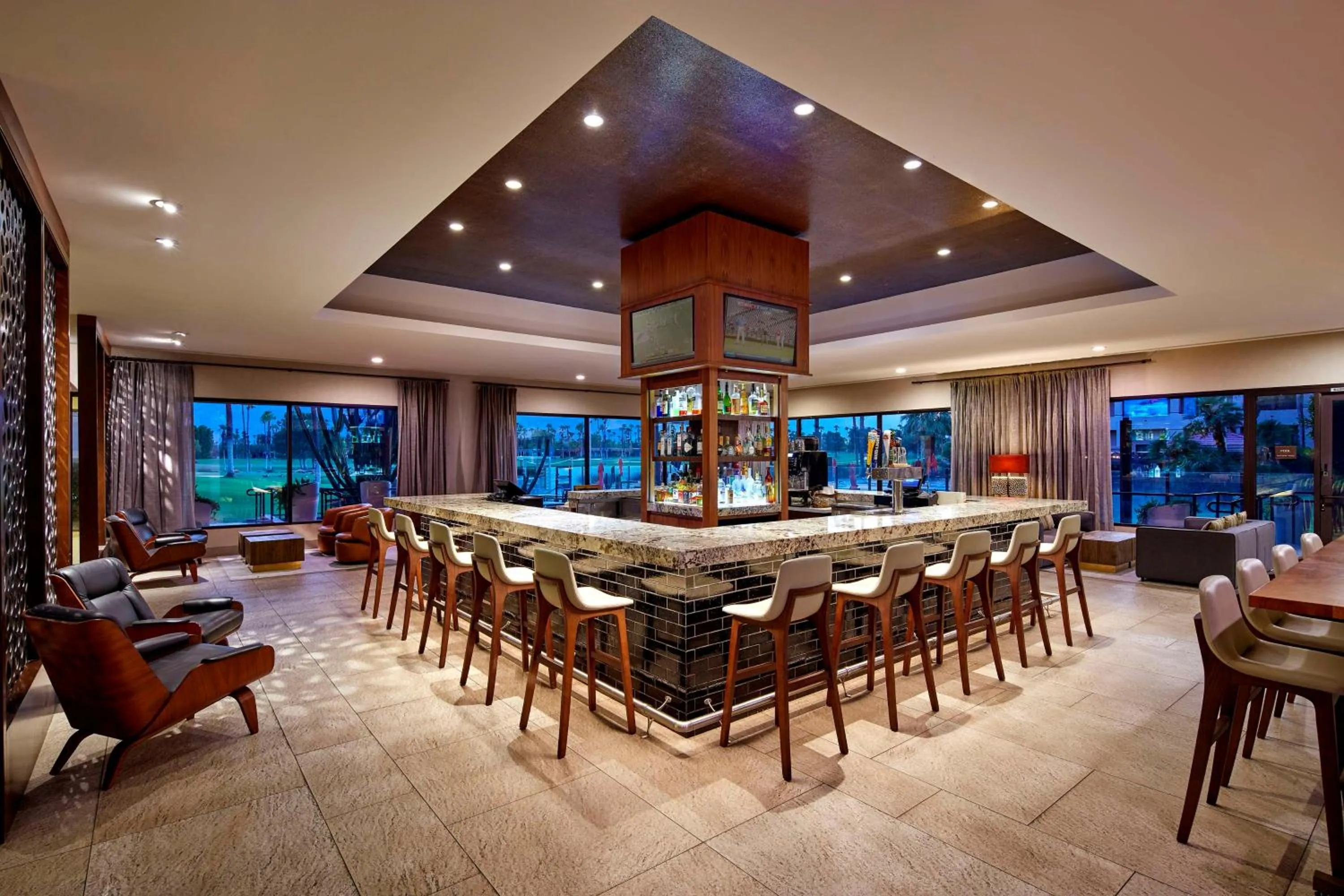 Lounge or bar in DoubleTree by Hilton Golf Resort Palm Springs