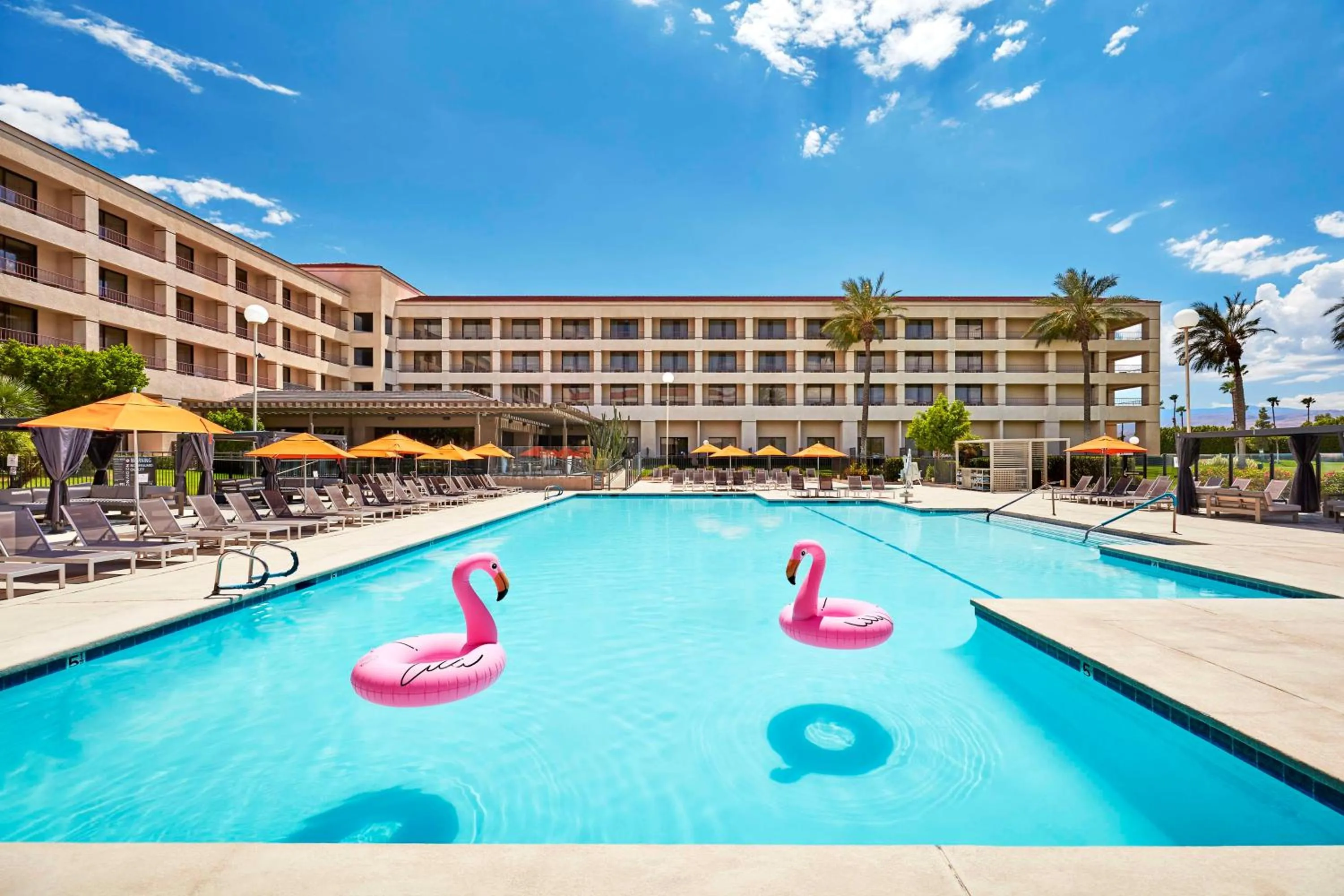 Pool view in DoubleTree by Hilton Golf Resort Palm Springs
