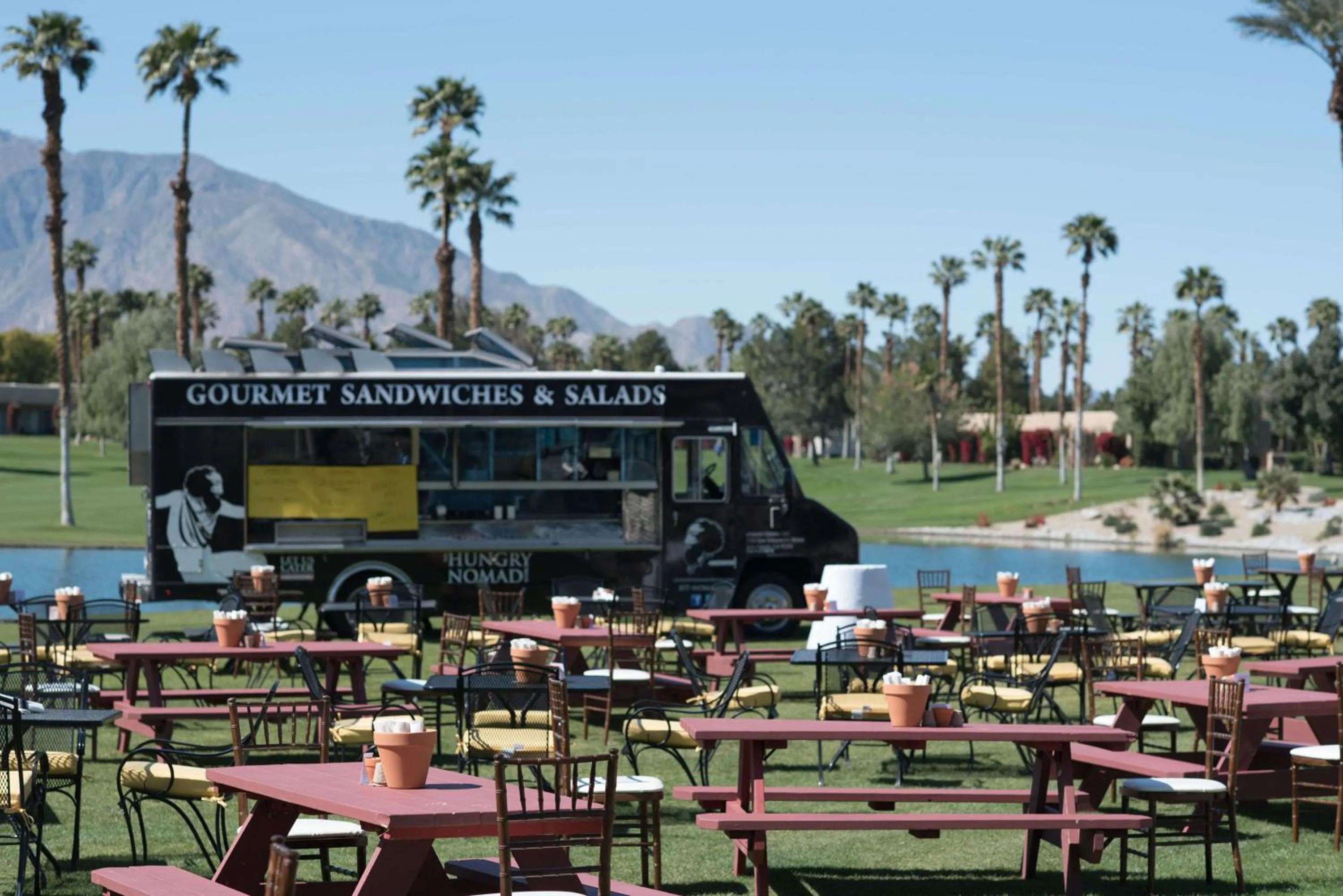 Dining area in DoubleTree by Hilton Golf Resort Palm Springs