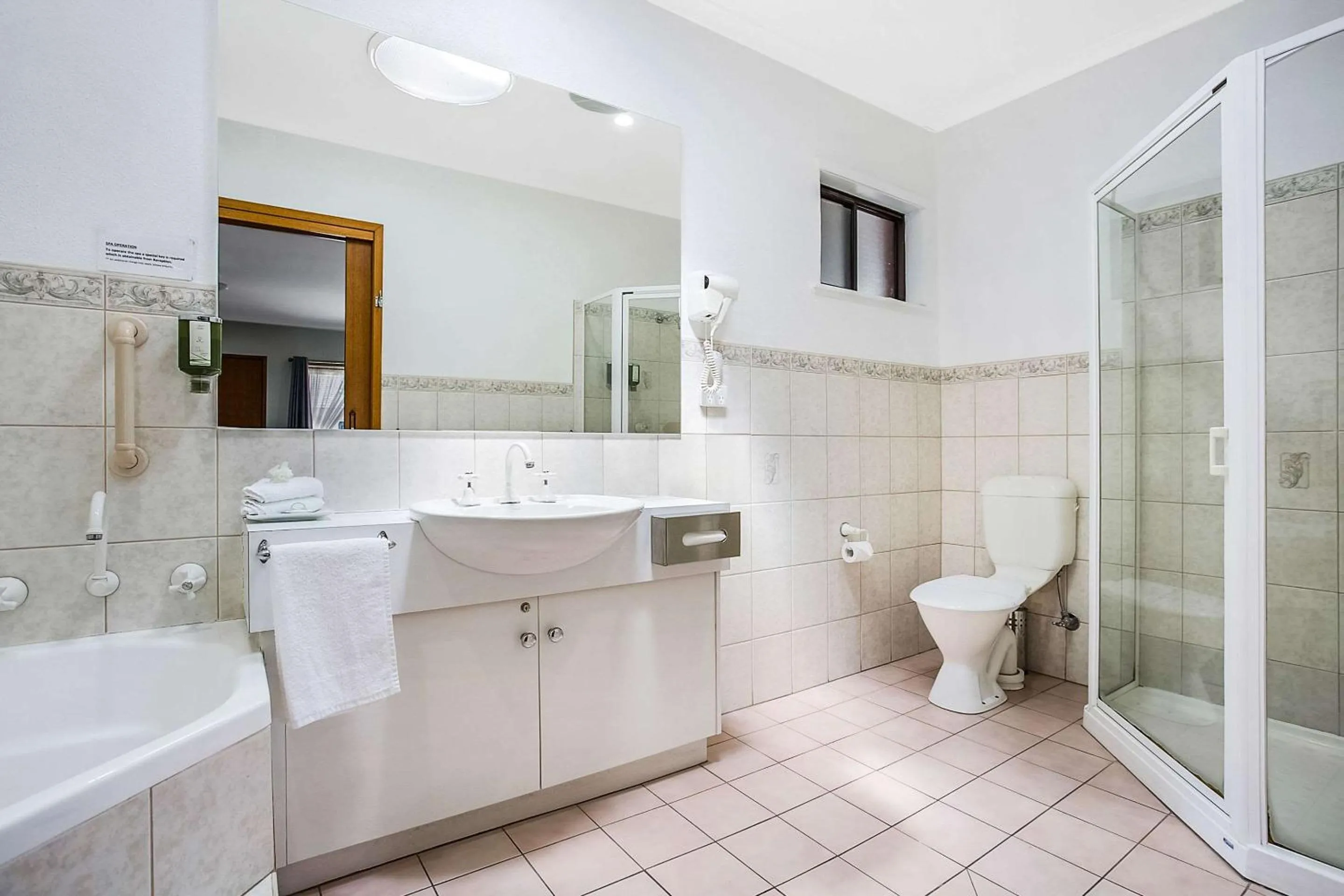 Shower in Comfort Inn May Park