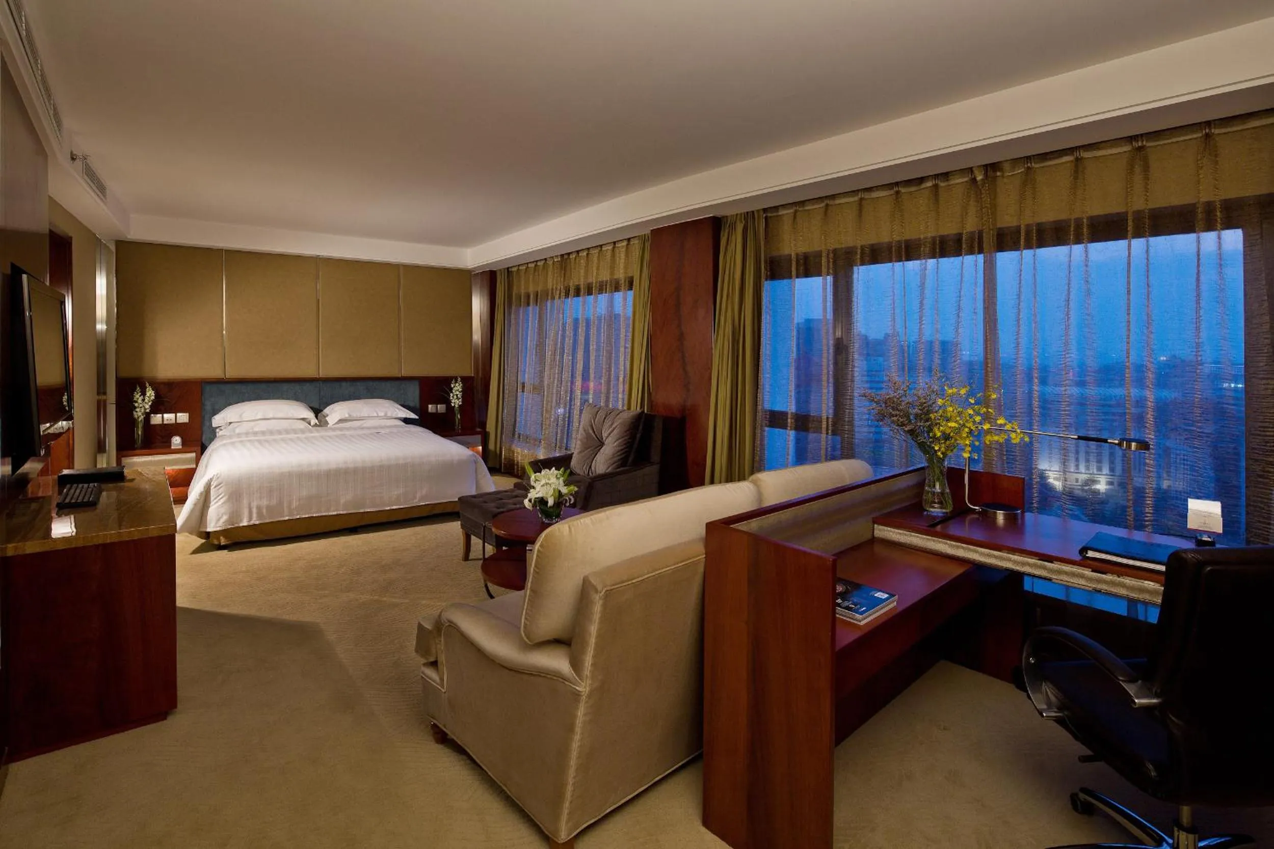 Photo of the whole room, Bed in Beijing International Hotel