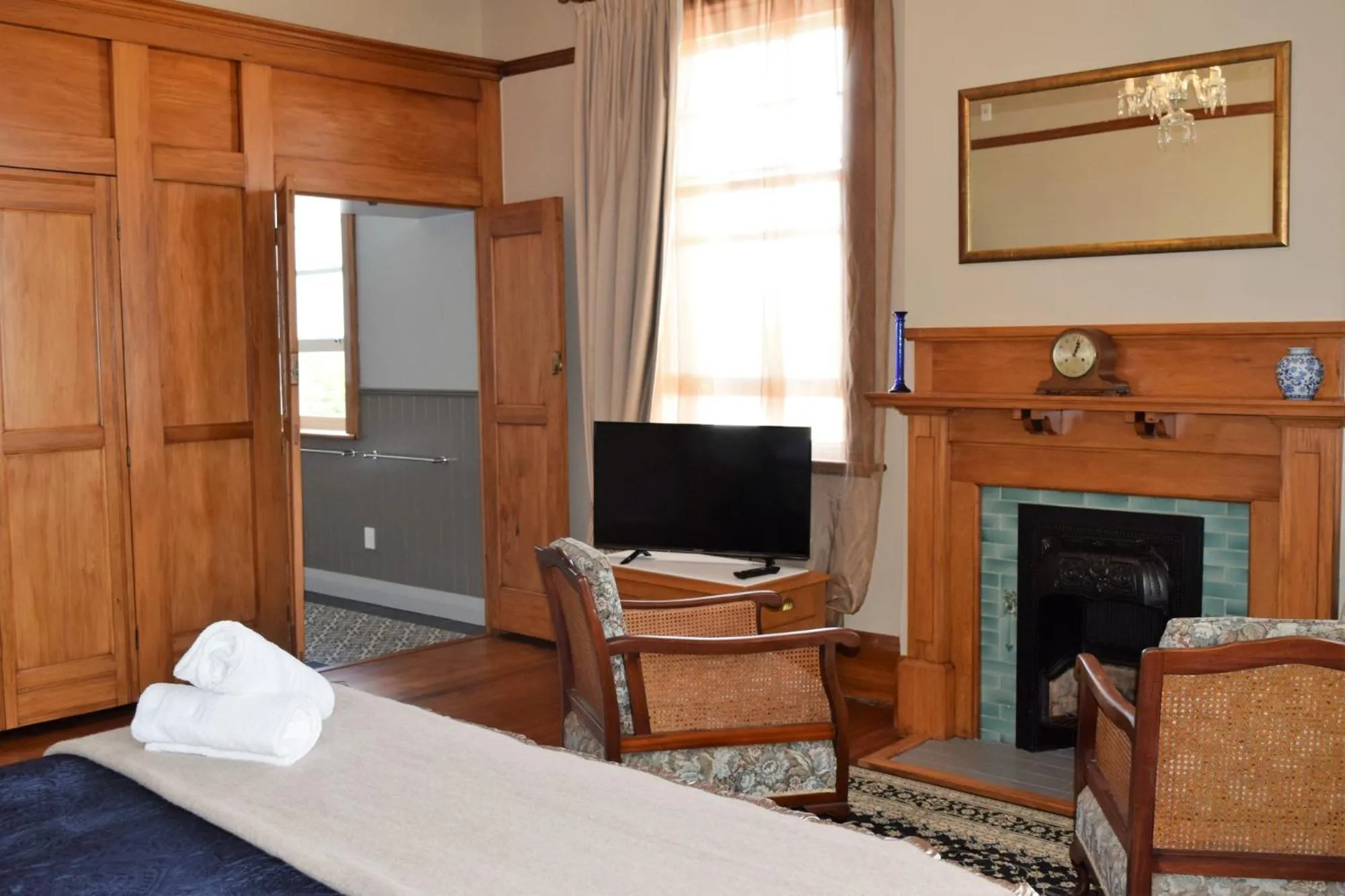 Photo of the whole room in Left Bank