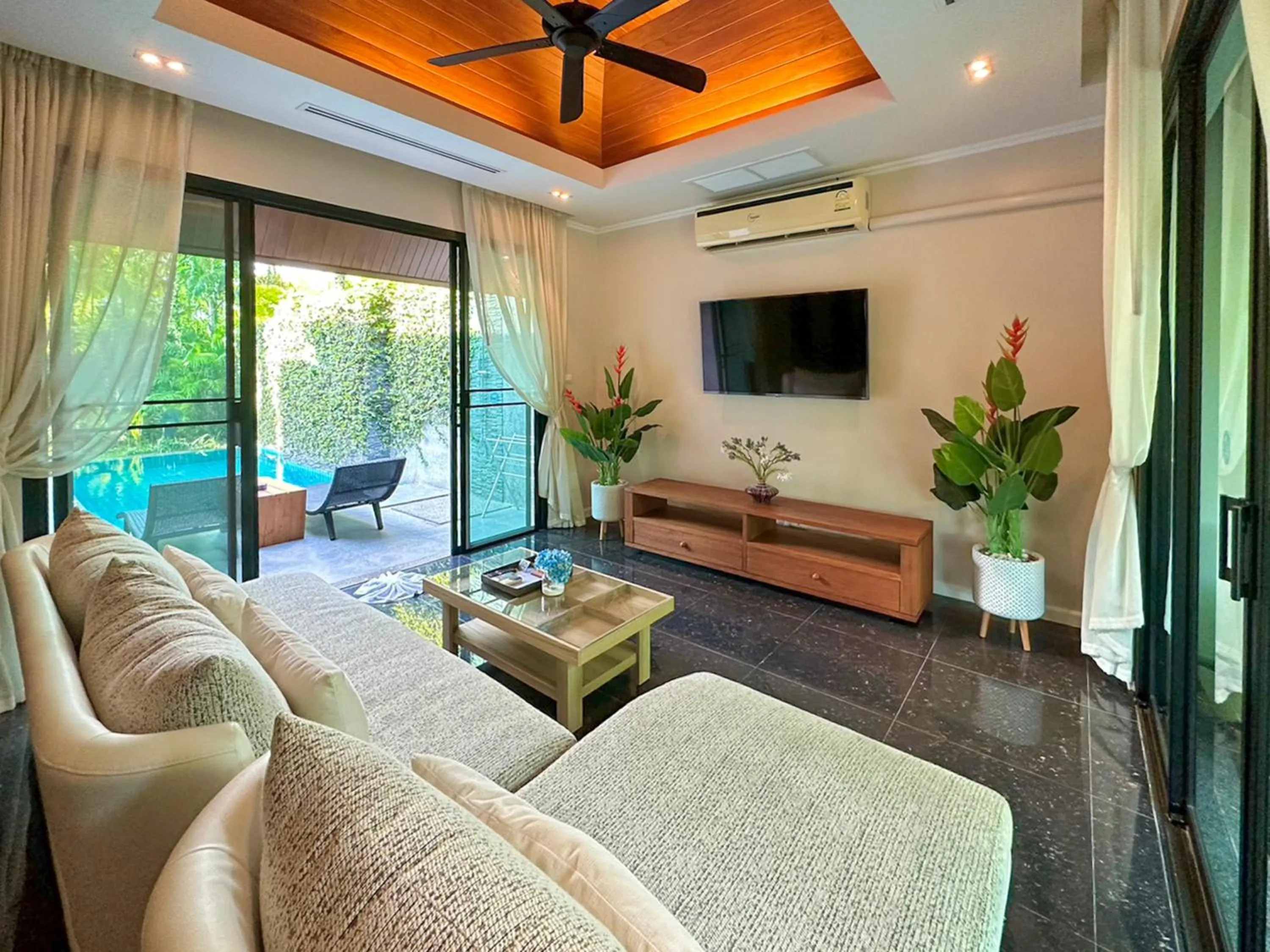 Communal lounge/ TV room in The Kiri Villas Resort