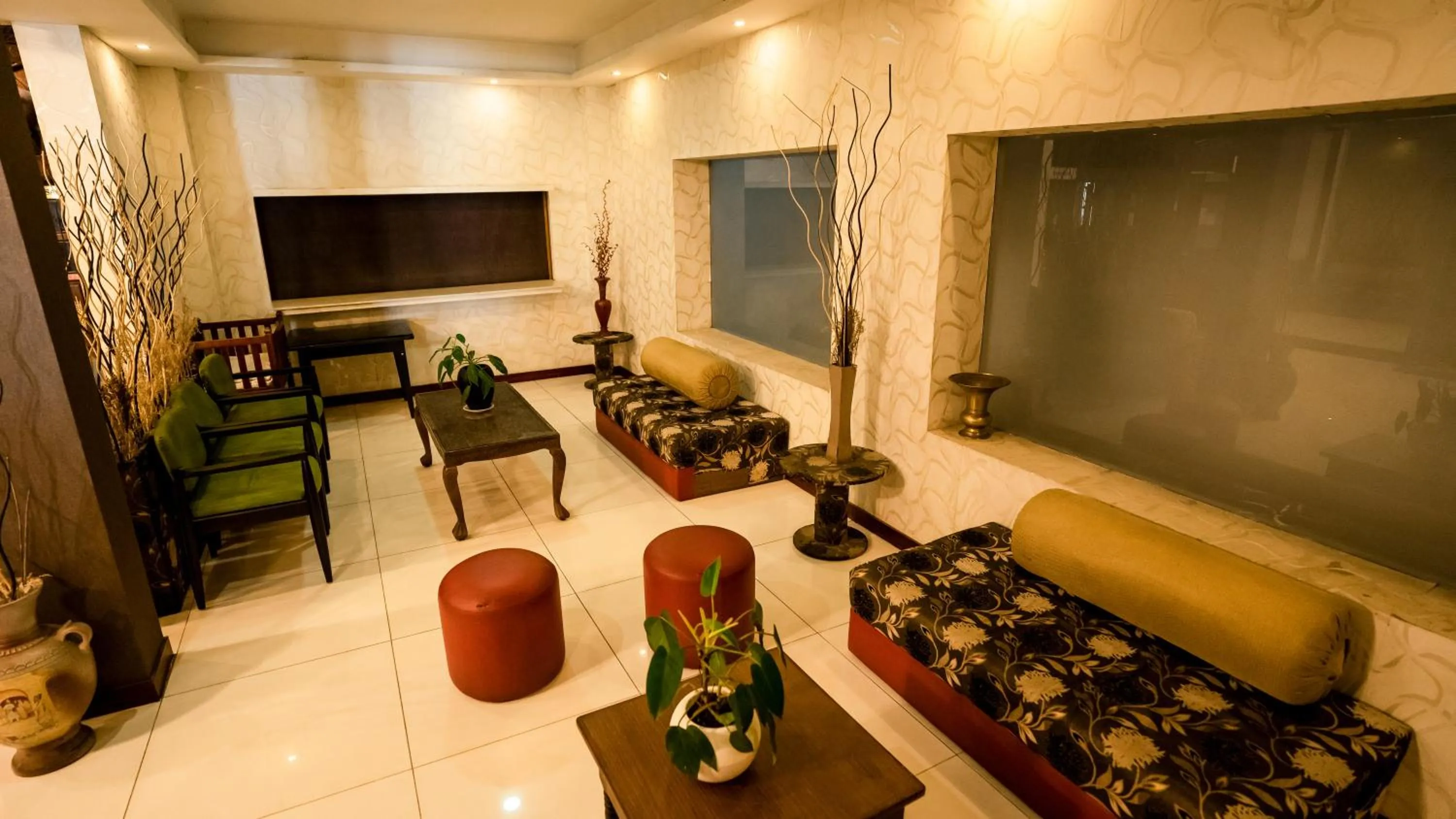 Communal lounge/ TV room in HillView Munnar