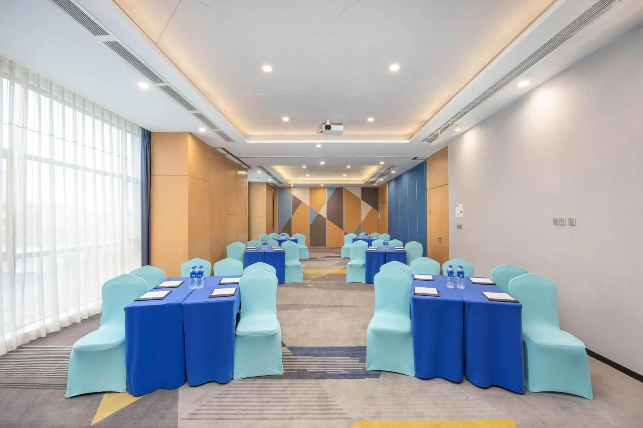 Meeting/conference room in Holiday Inn Express Chengdu Xindu by IHG