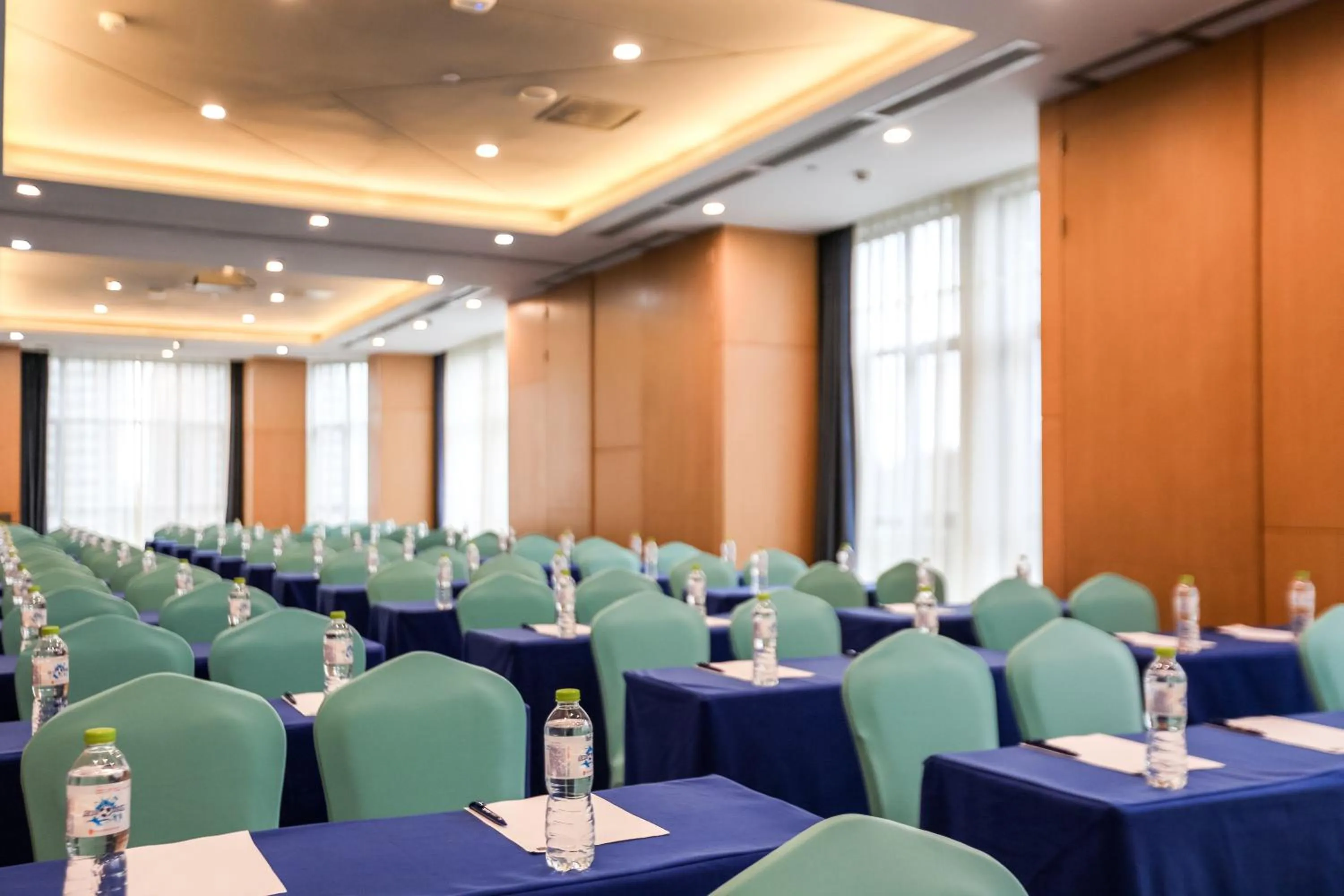 Meeting/conference room in Holiday Inn Express Chengdu Xindu by IHG