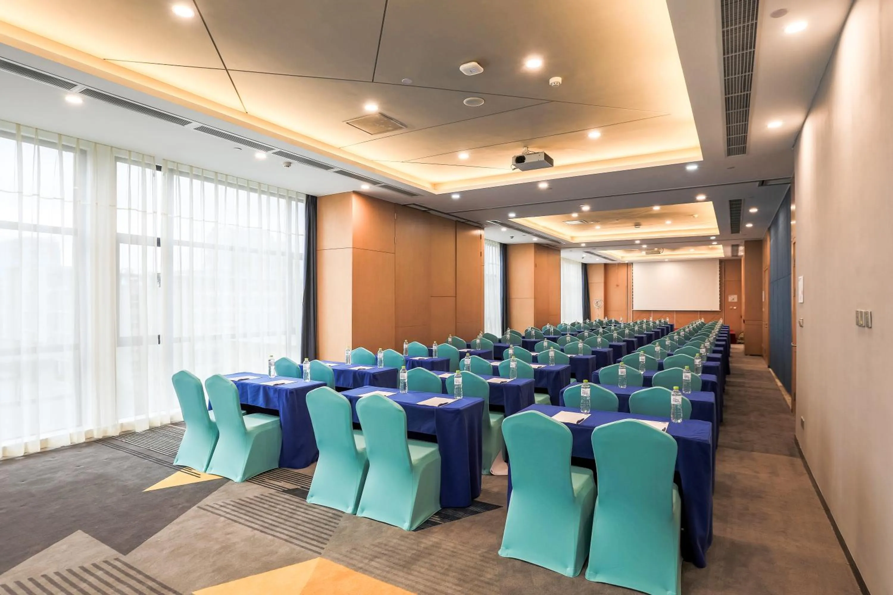 Meeting/conference room in Holiday Inn Express Chengdu Xindu by IHG