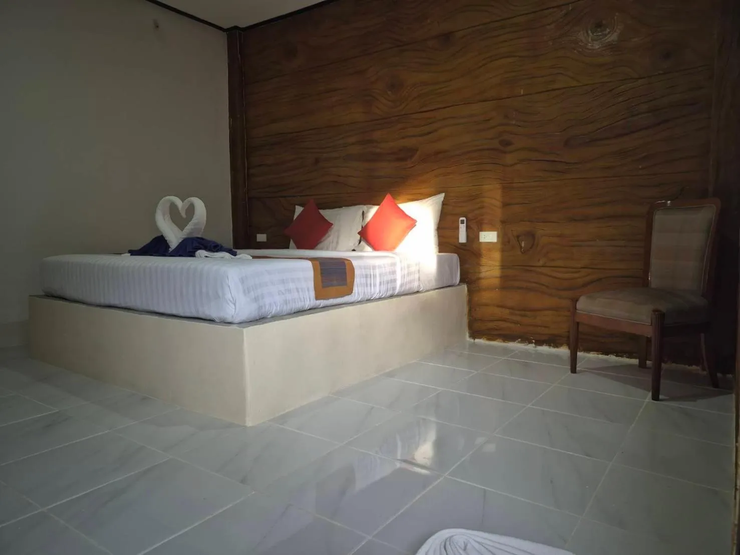 Property building, Bed in Poonsap Resort