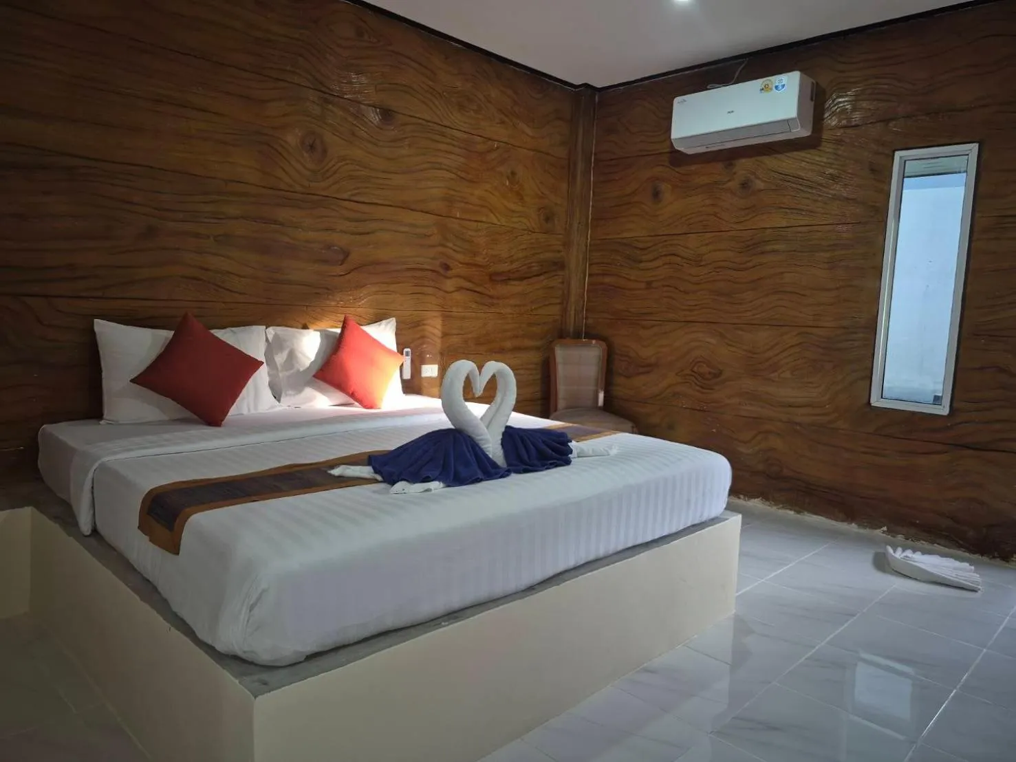 Property building, Bed in Poonsap Resort