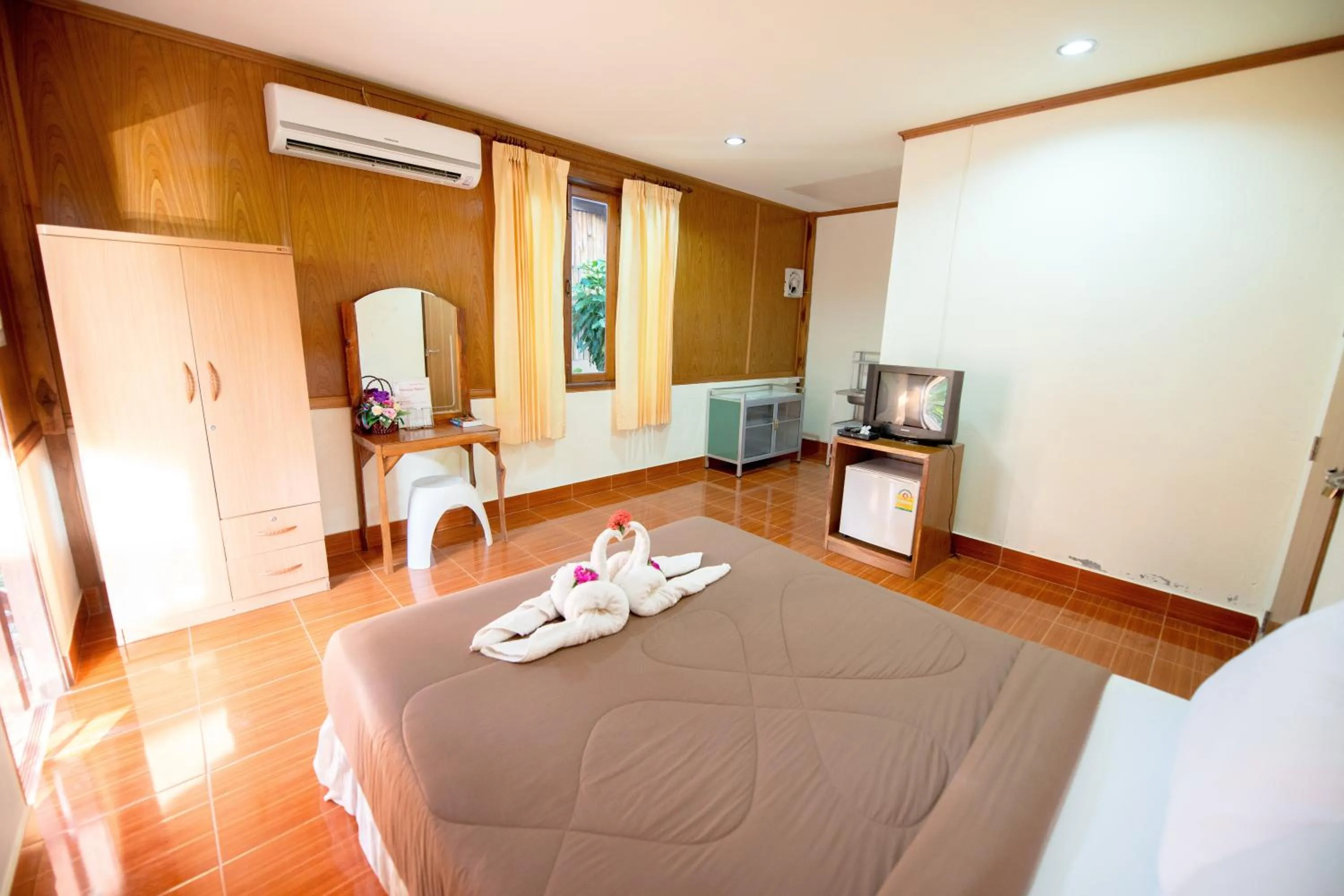 Photo of the whole room, Bed in Poonsap Resort
