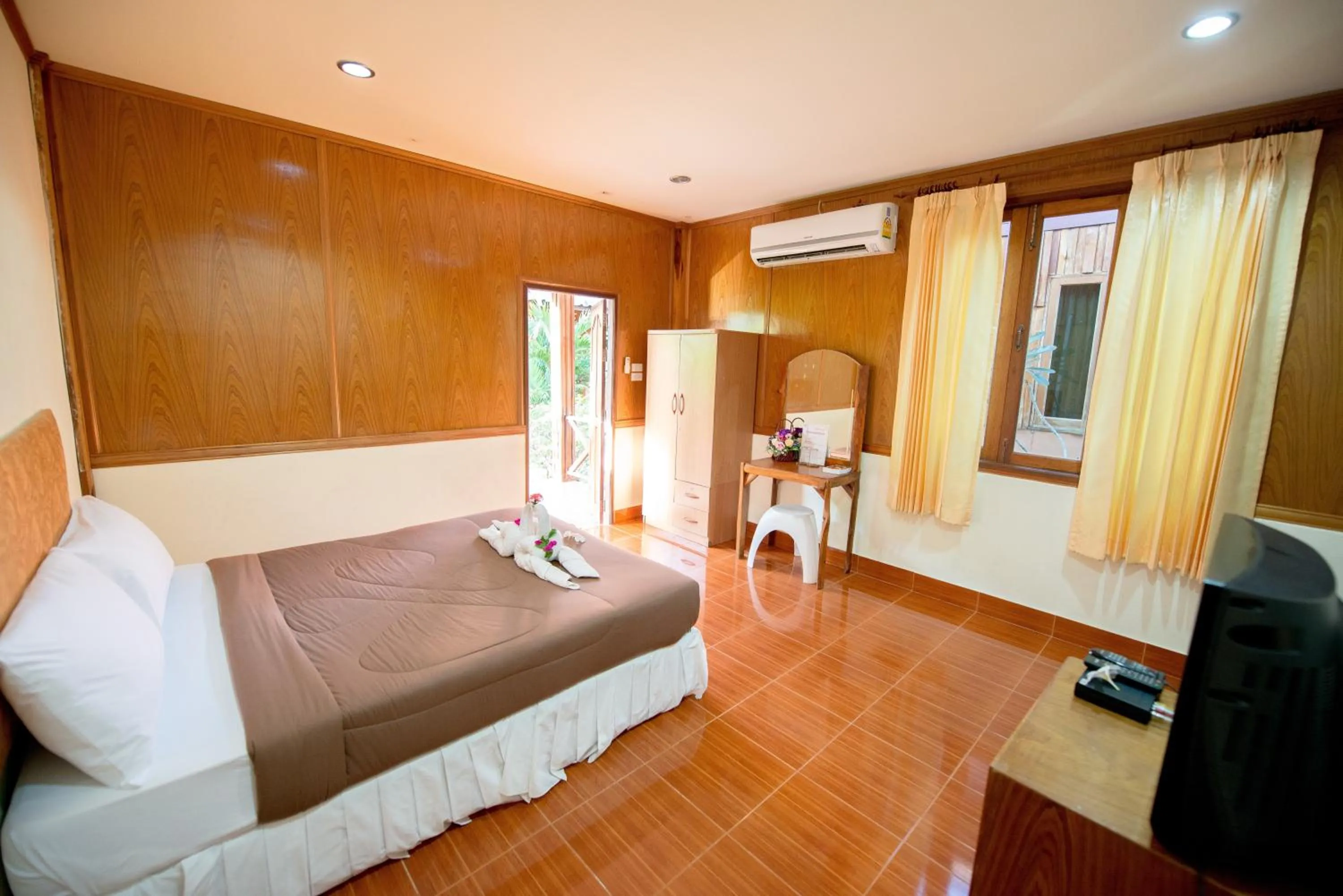 Photo of the whole room, Bed in Poonsap Resort