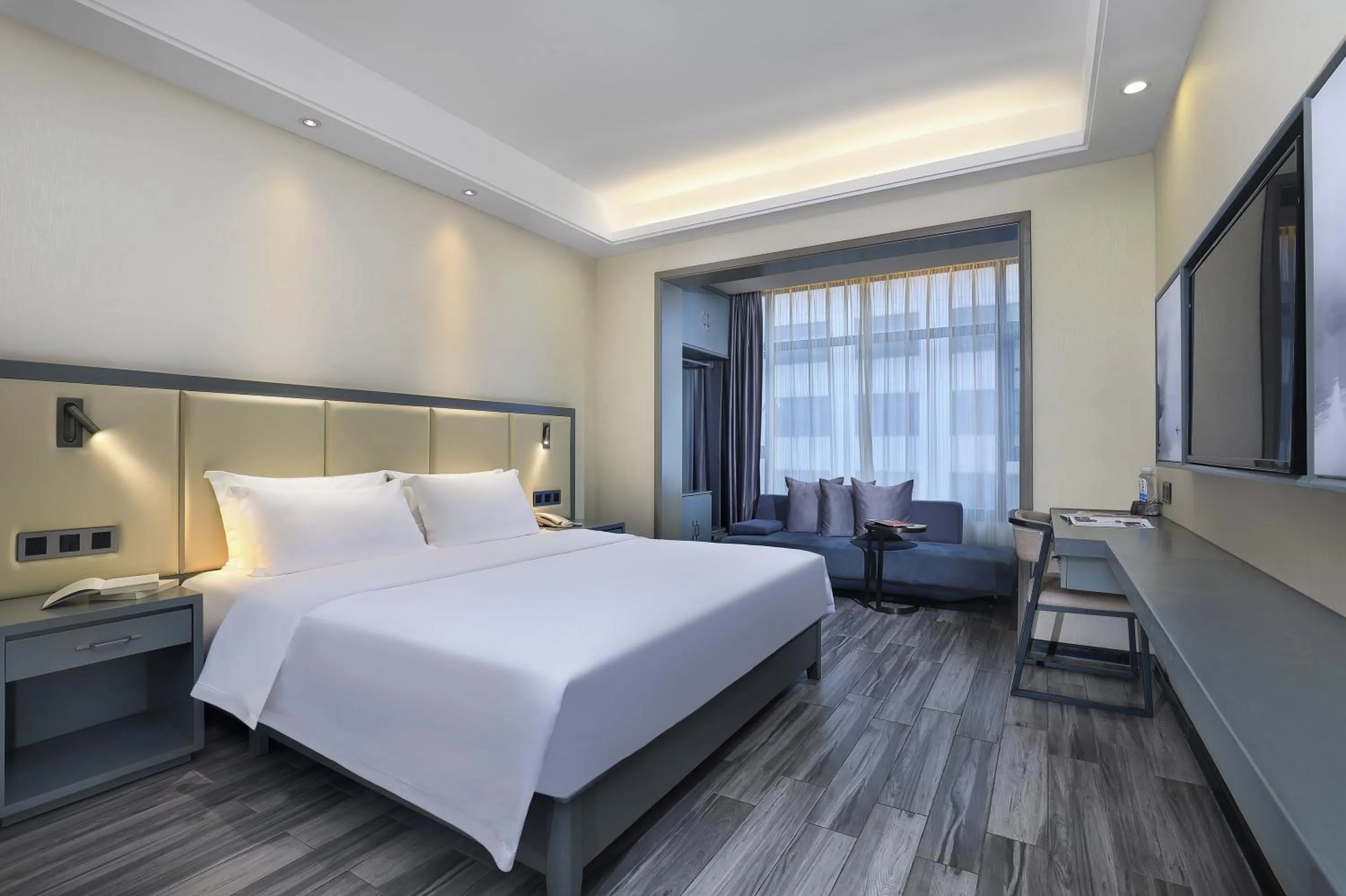 Photo of the whole room, Bed in Wing Hotel Guilin - Central Square