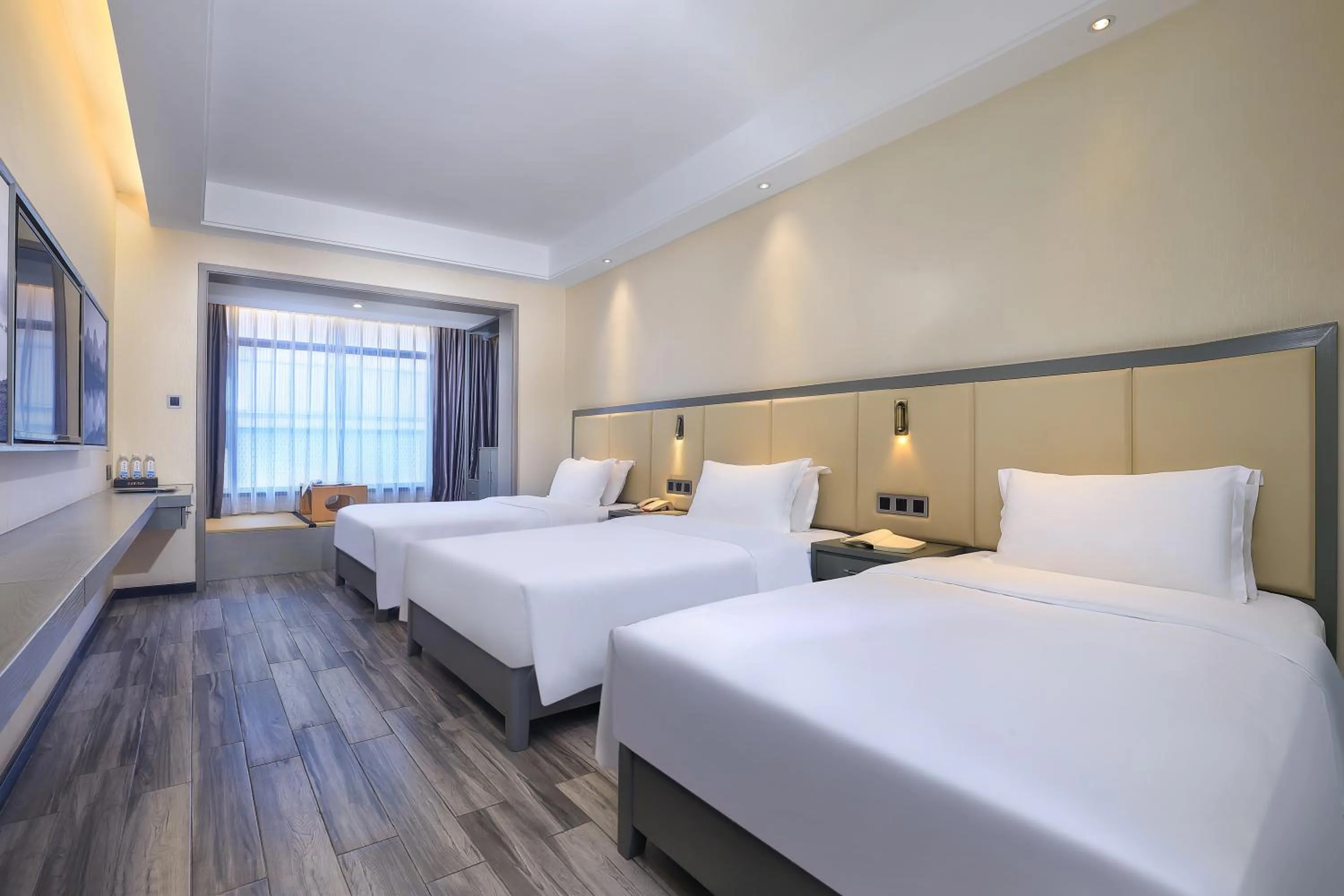 Photo of the whole room, Bed in Wing Hotel Guilin - Central Square
