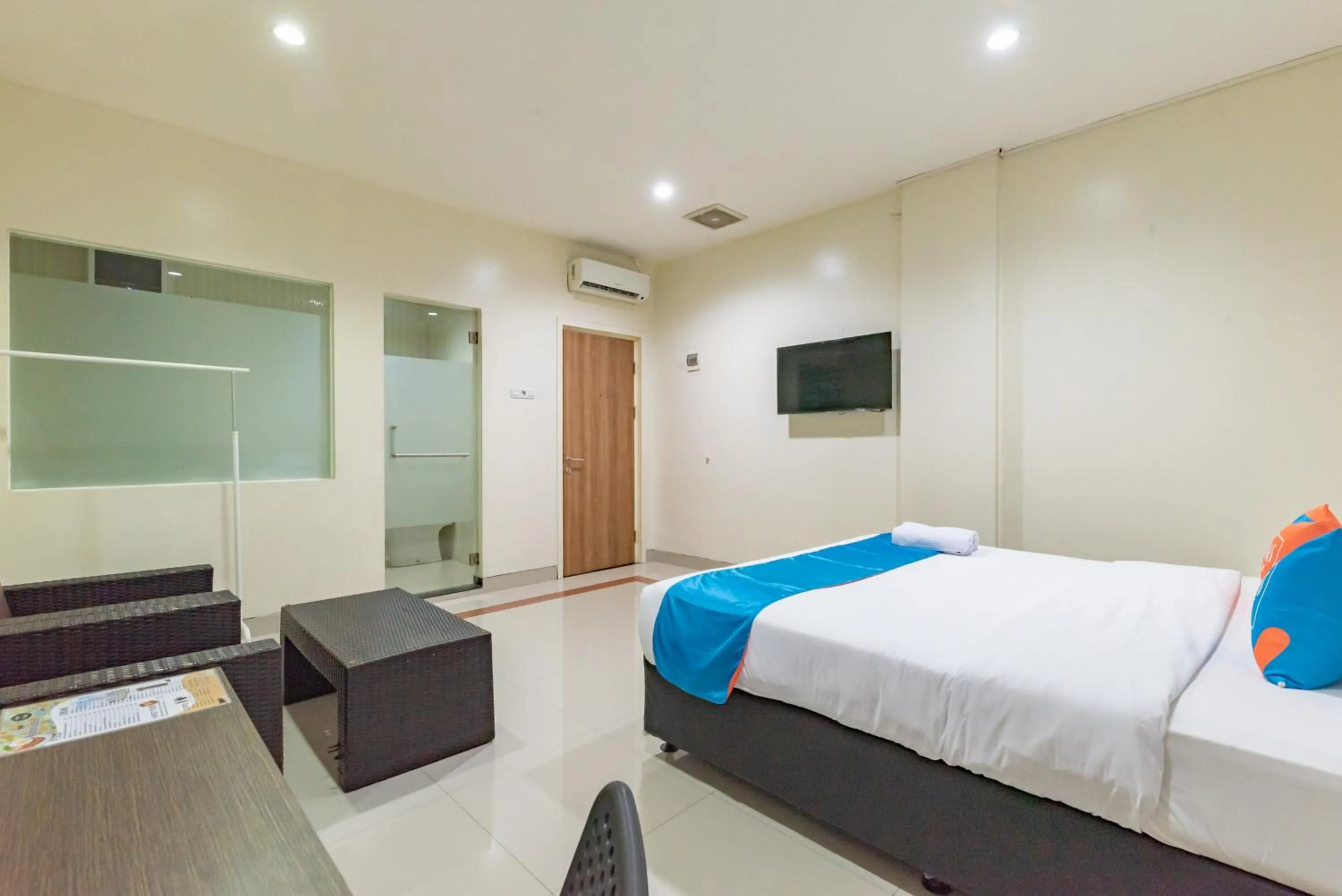 Bedroom, Bed in Sans Vibes Hotel Malabar