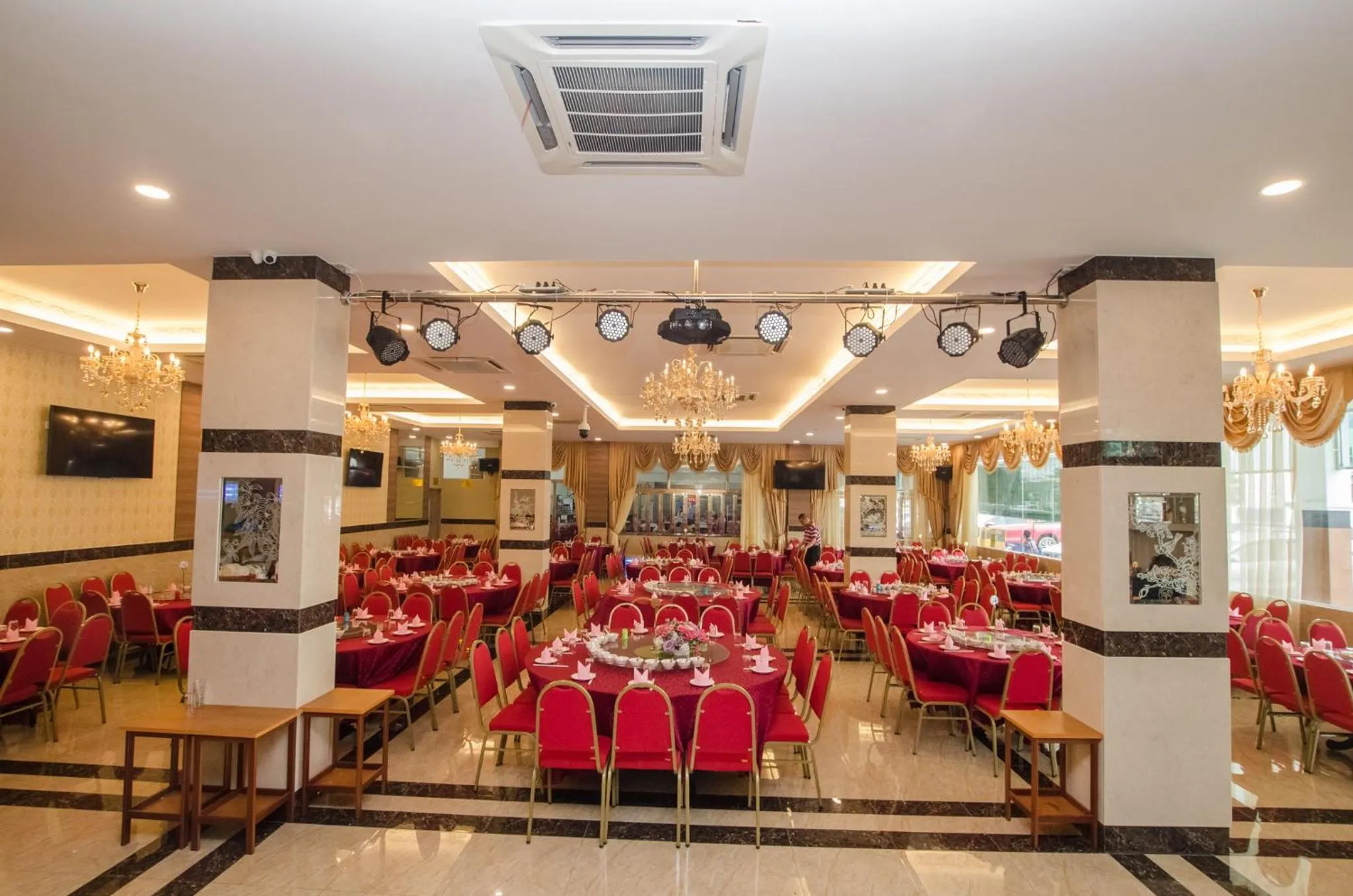 Restaurant/places to eat in Grand Wonderful Hotel