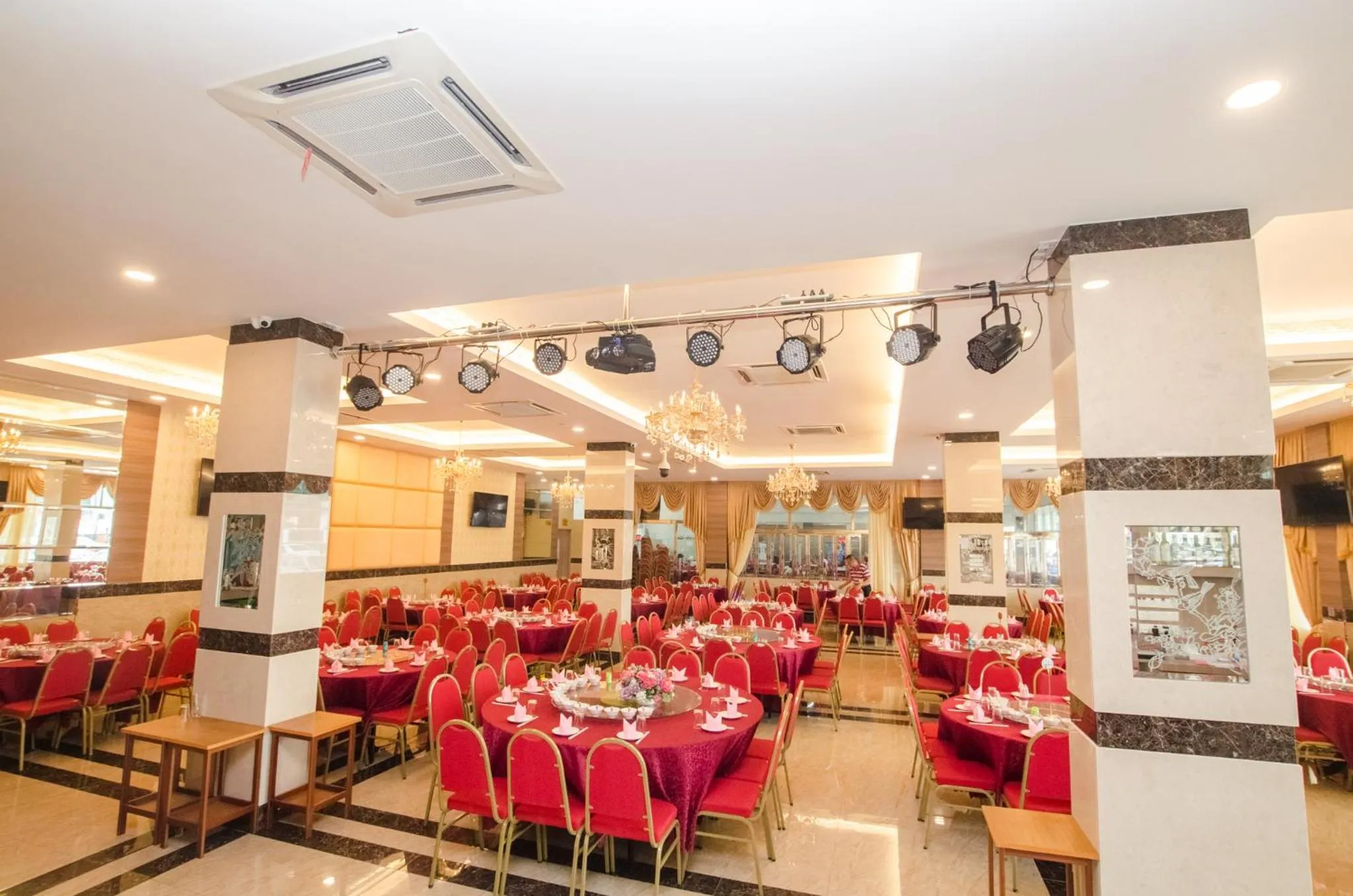 Restaurant/places to eat in Grand Wonderful Hotel