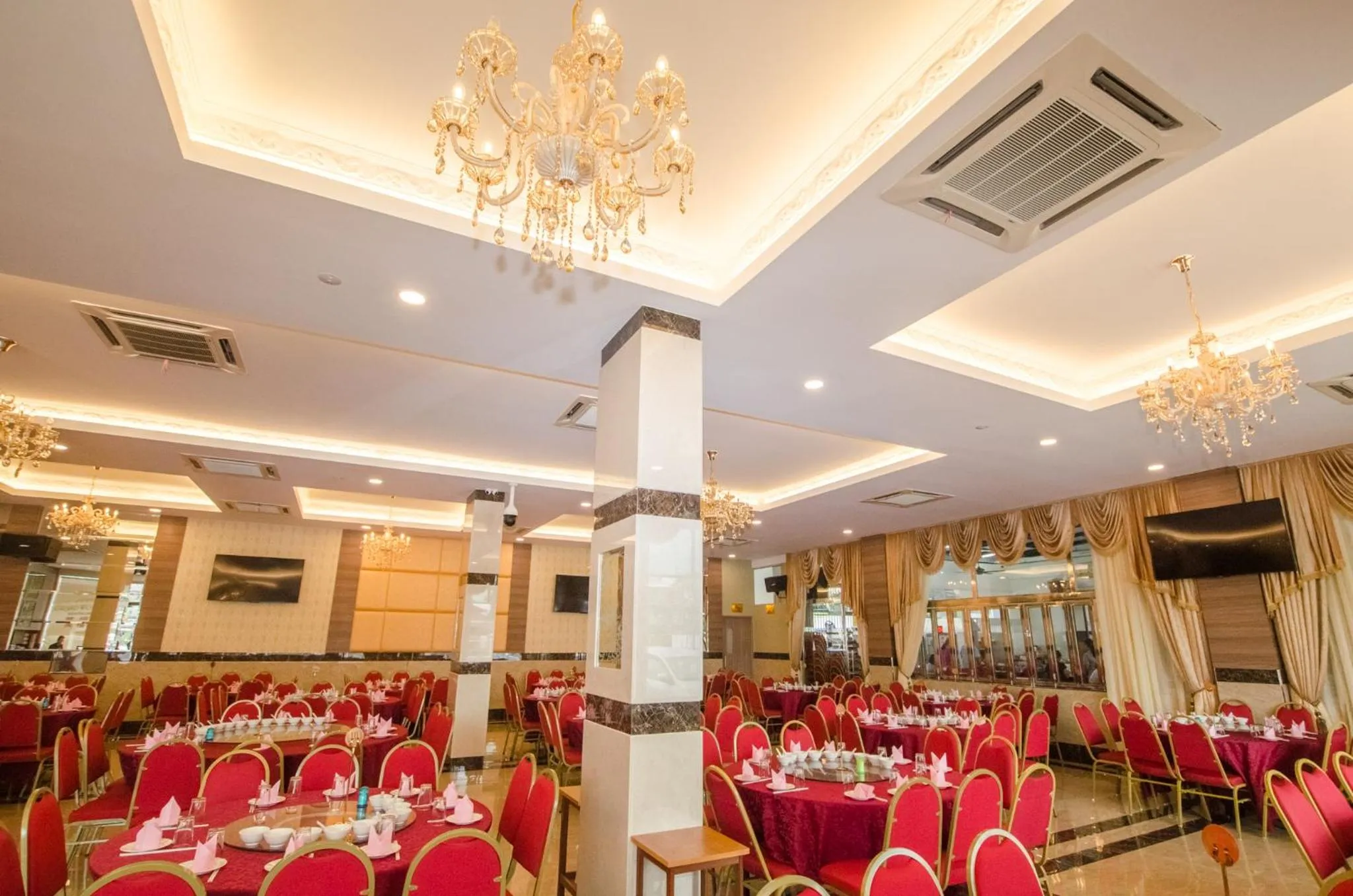 Restaurant/places to eat in Grand Wonderful Hotel