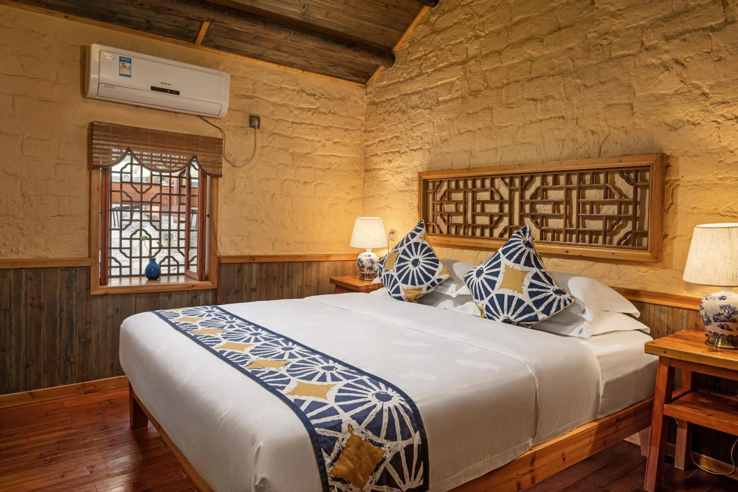 Photo of the whole room, Bed in Yangshuo Secret Garden