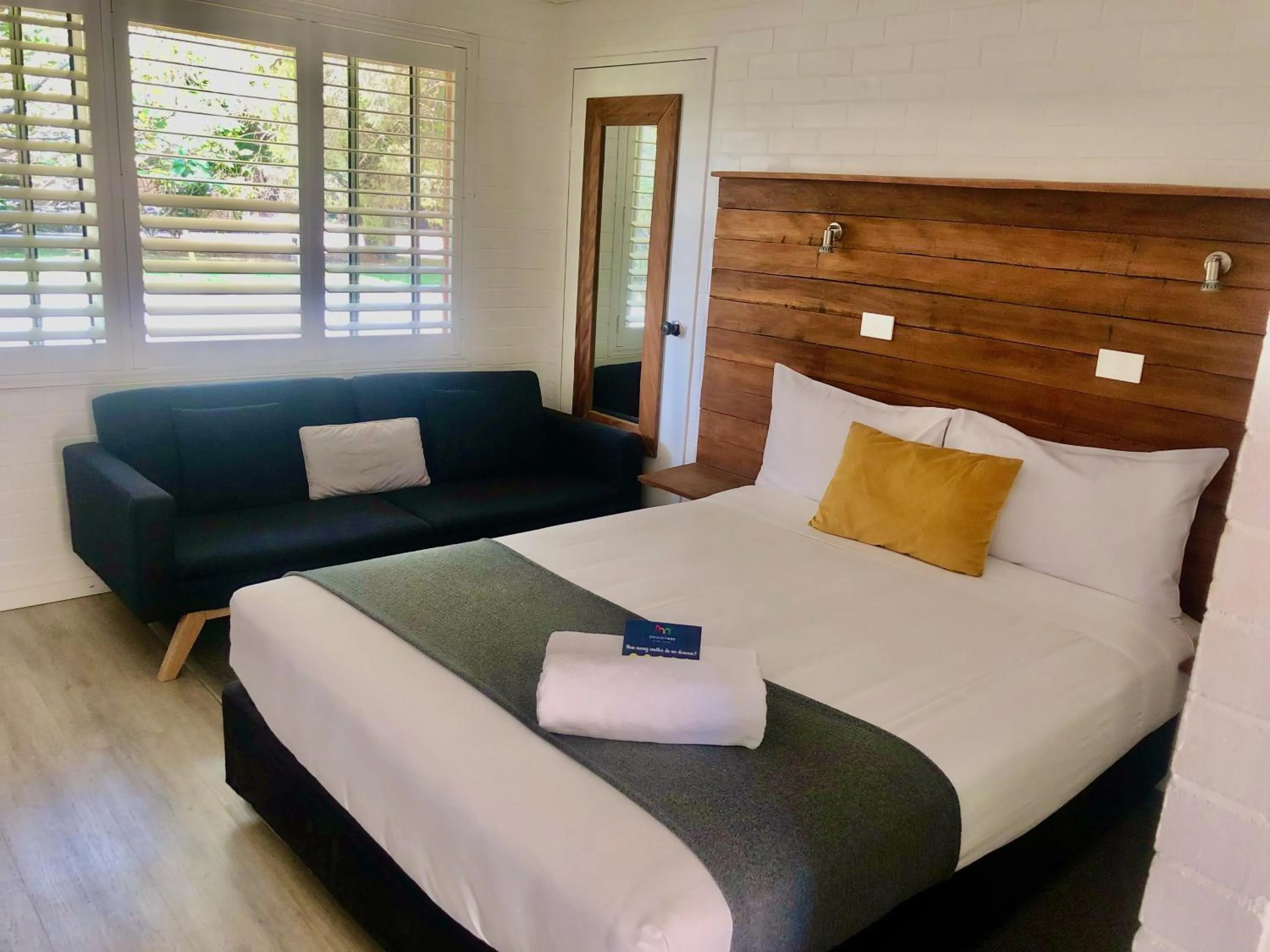 Bed in Pleasant Way River Lodge