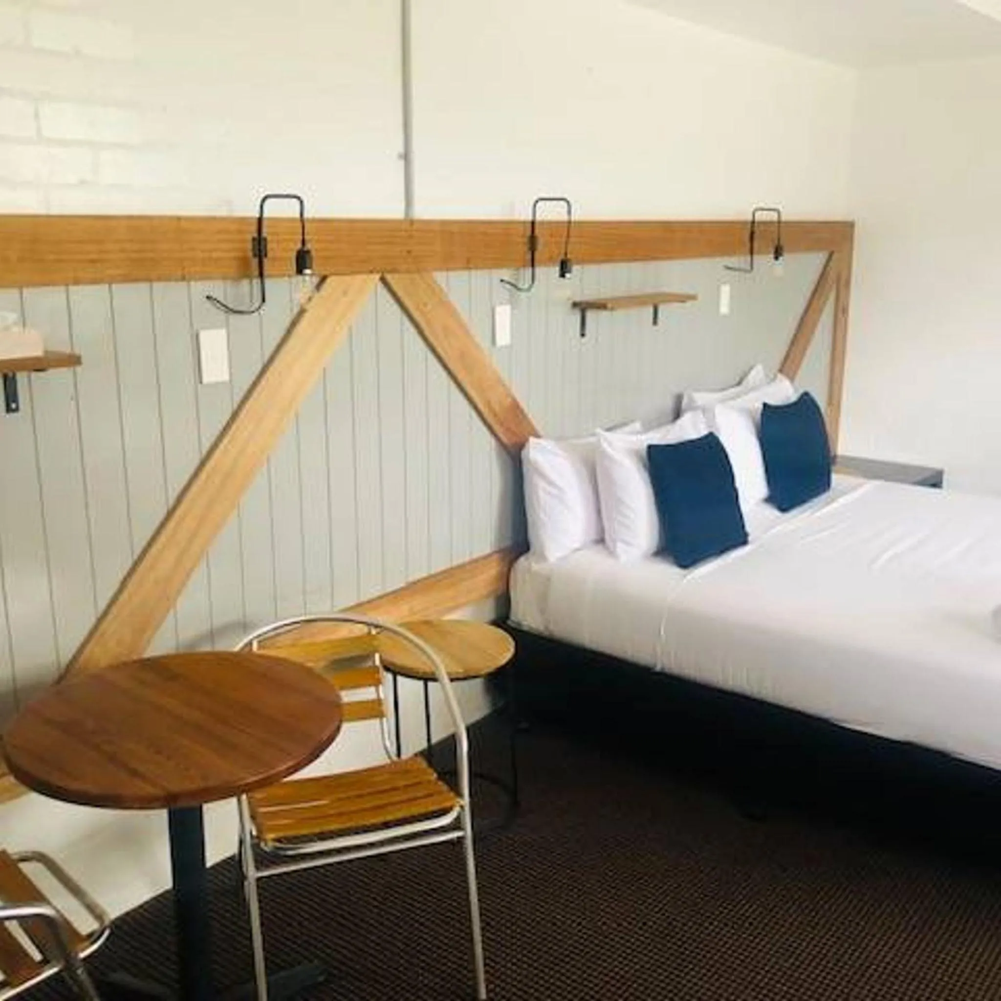 Bed in Pleasant Way River Lodge