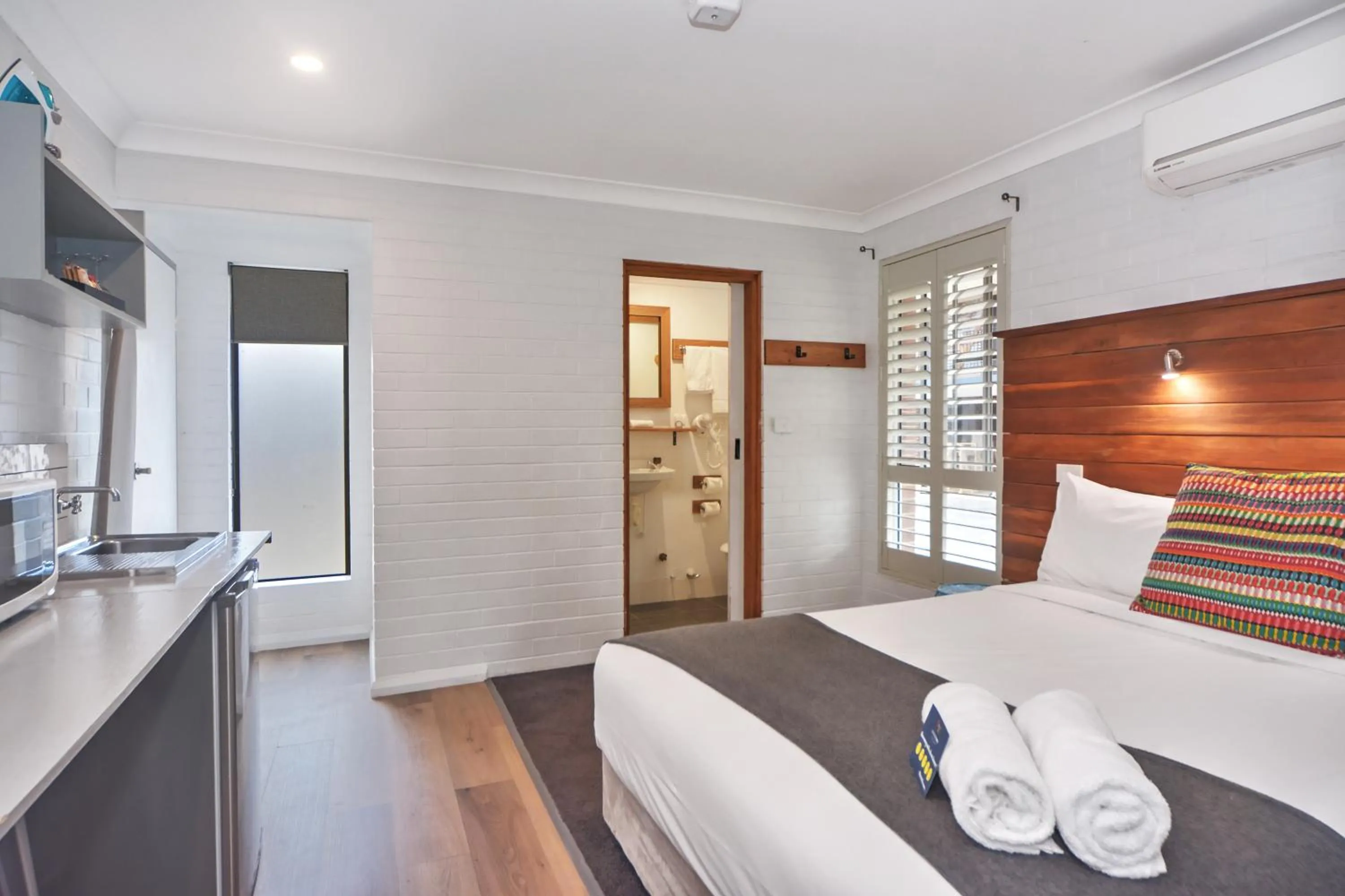 Bed in Pleasant Way River Lodge