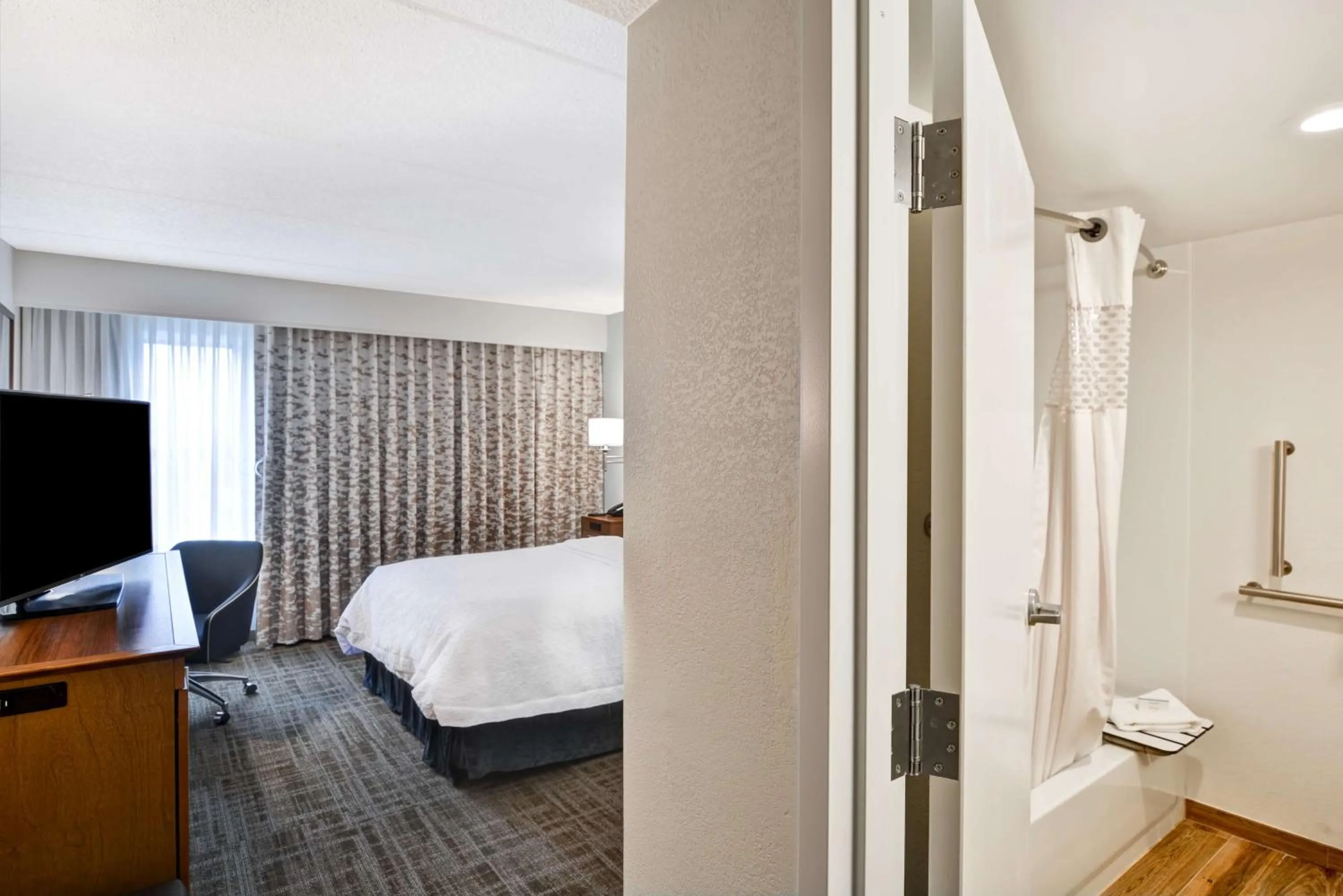 Bathroom, Bed in Hampton Inn Albany-Wolf Road