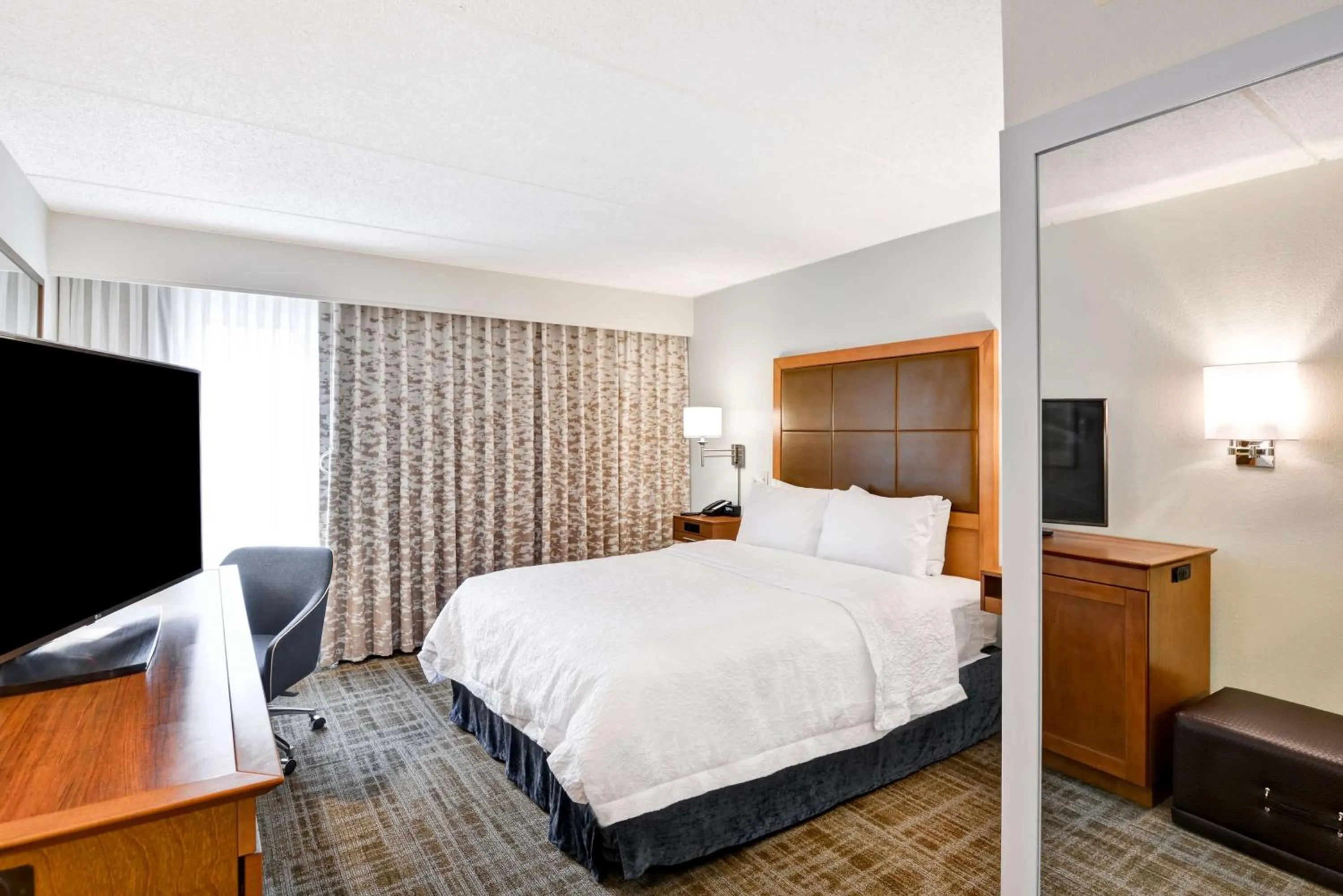 Bedroom, Bed in Hampton Inn Albany-Wolf Road