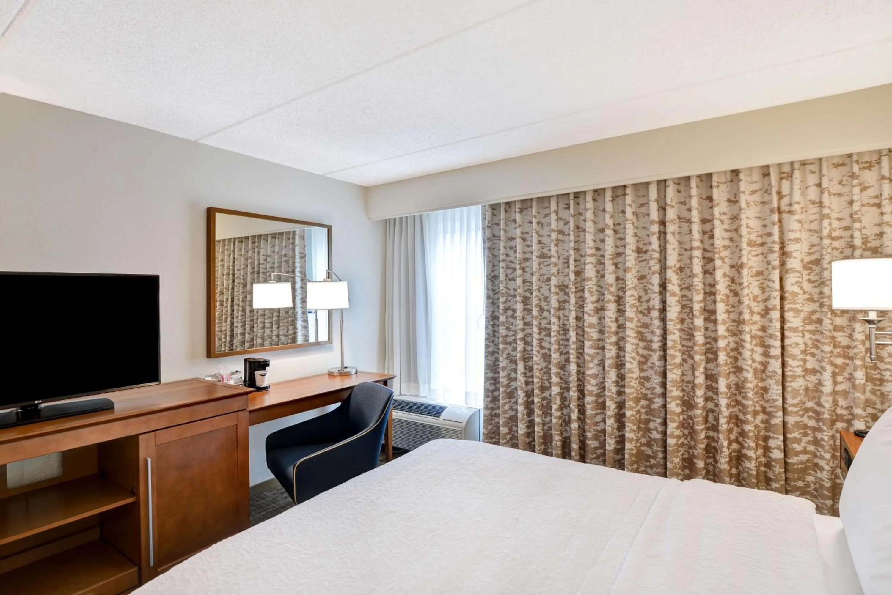 Bedroom, Bed in Hampton Inn Albany-Wolf Road