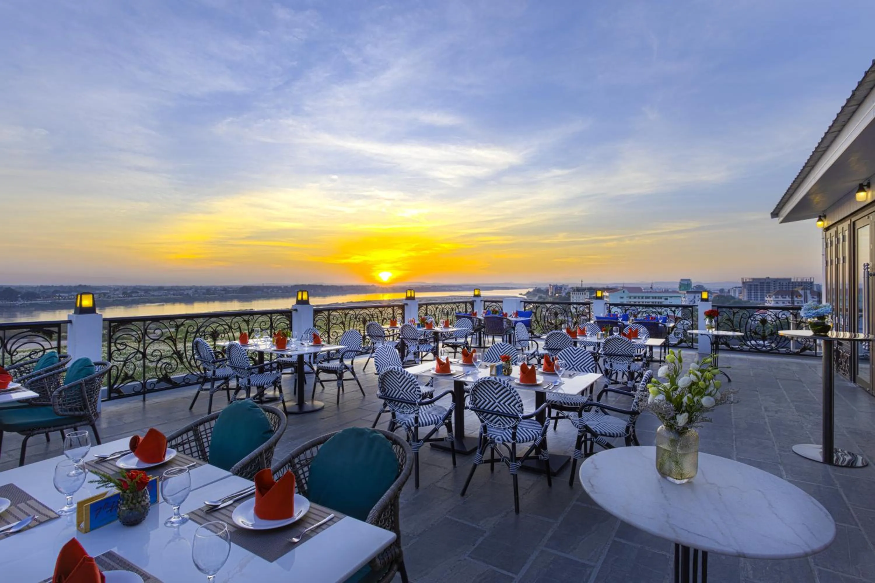 Restaurant/places to eat in La Seine Hotel